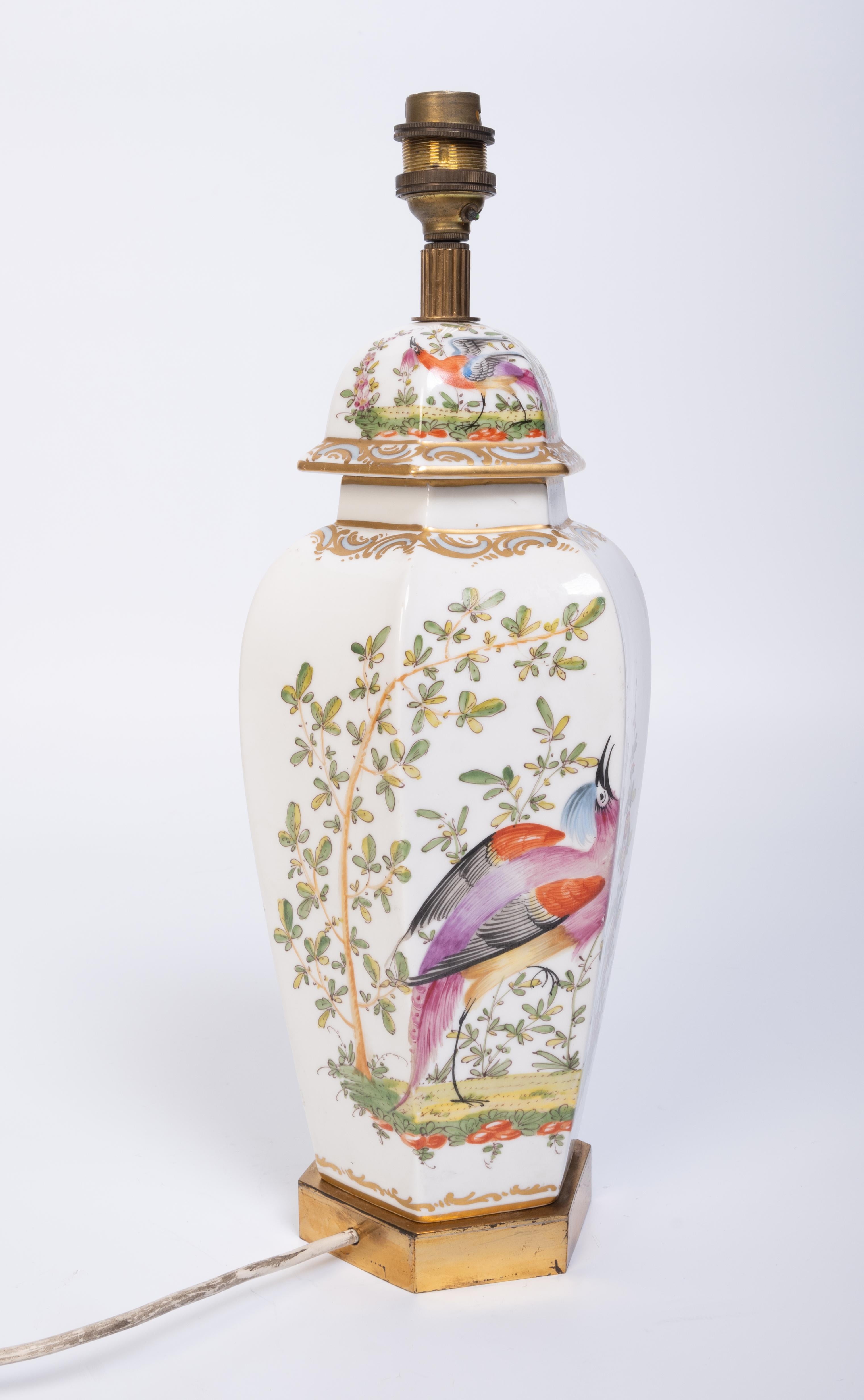 Lampe de table ancienne en porcelaine française du 19ème siècle Oiseaux exotiques au milieu de feuillages
de forme balustre hexagonale sur une monture en bronze doré.
En très bon état, compte tenu de son âge.
