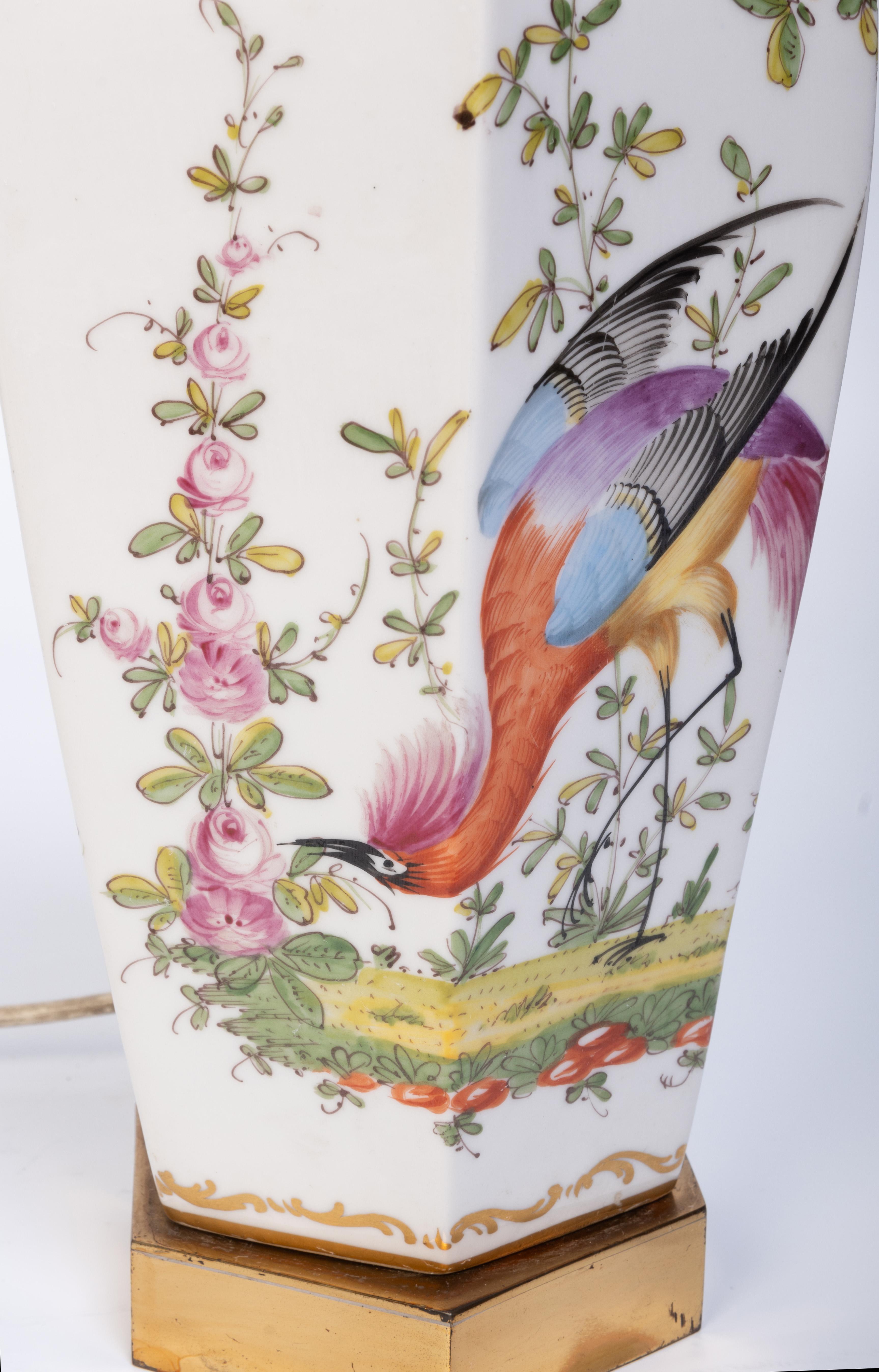 Français Lampe de table hexagonale française ancienne en porcelaine du 19ème siècle - Oiseaux exotiques en vente