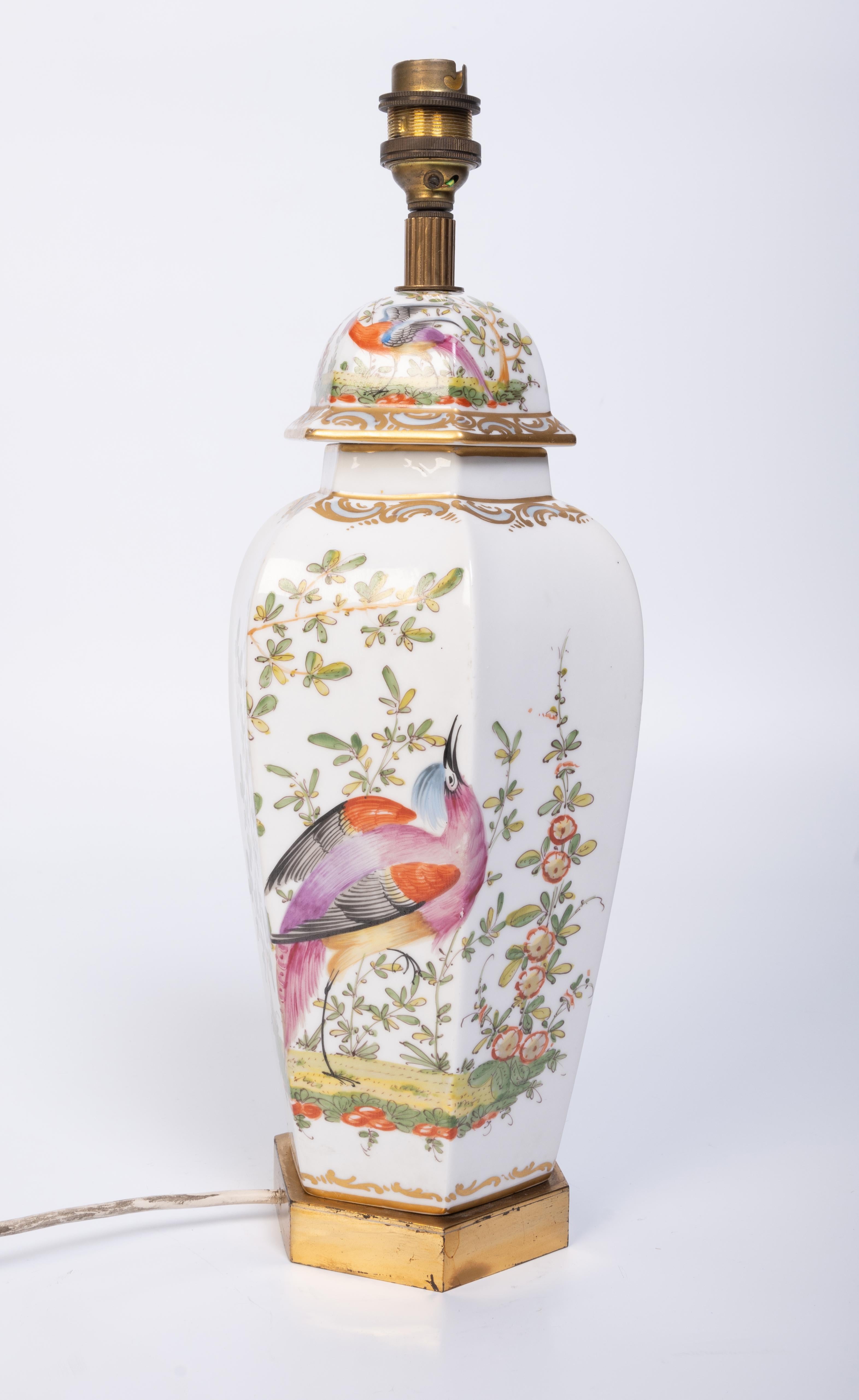 Lampe de table hexagonale française ancienne en porcelaine du 19ème siècle - Oiseaux exotiques Bon état - En vente à London, GB