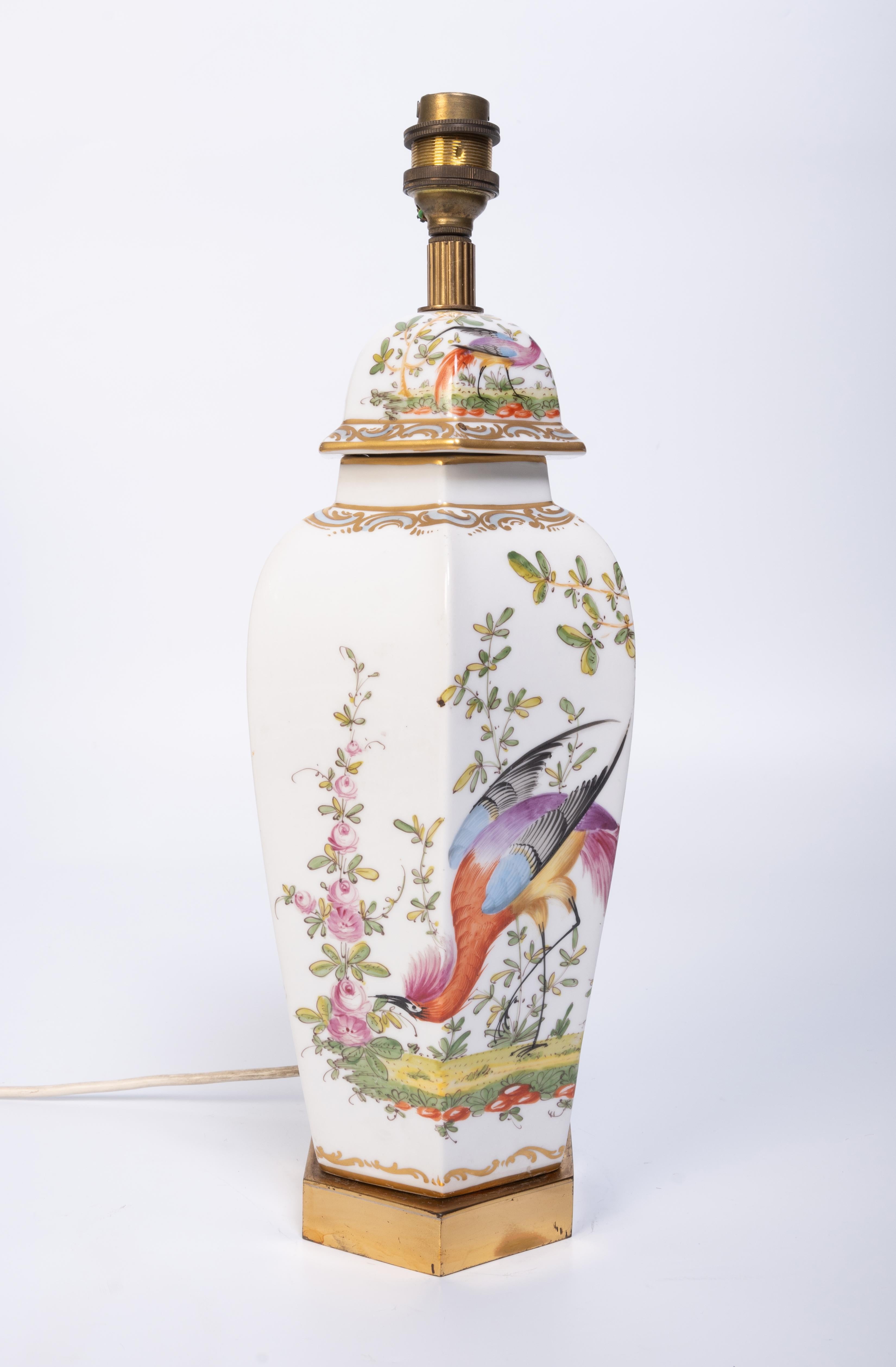 Porcelaine Lampe de table hexagonale française ancienne en porcelaine du 19ème siècle - Oiseaux exotiques en vente