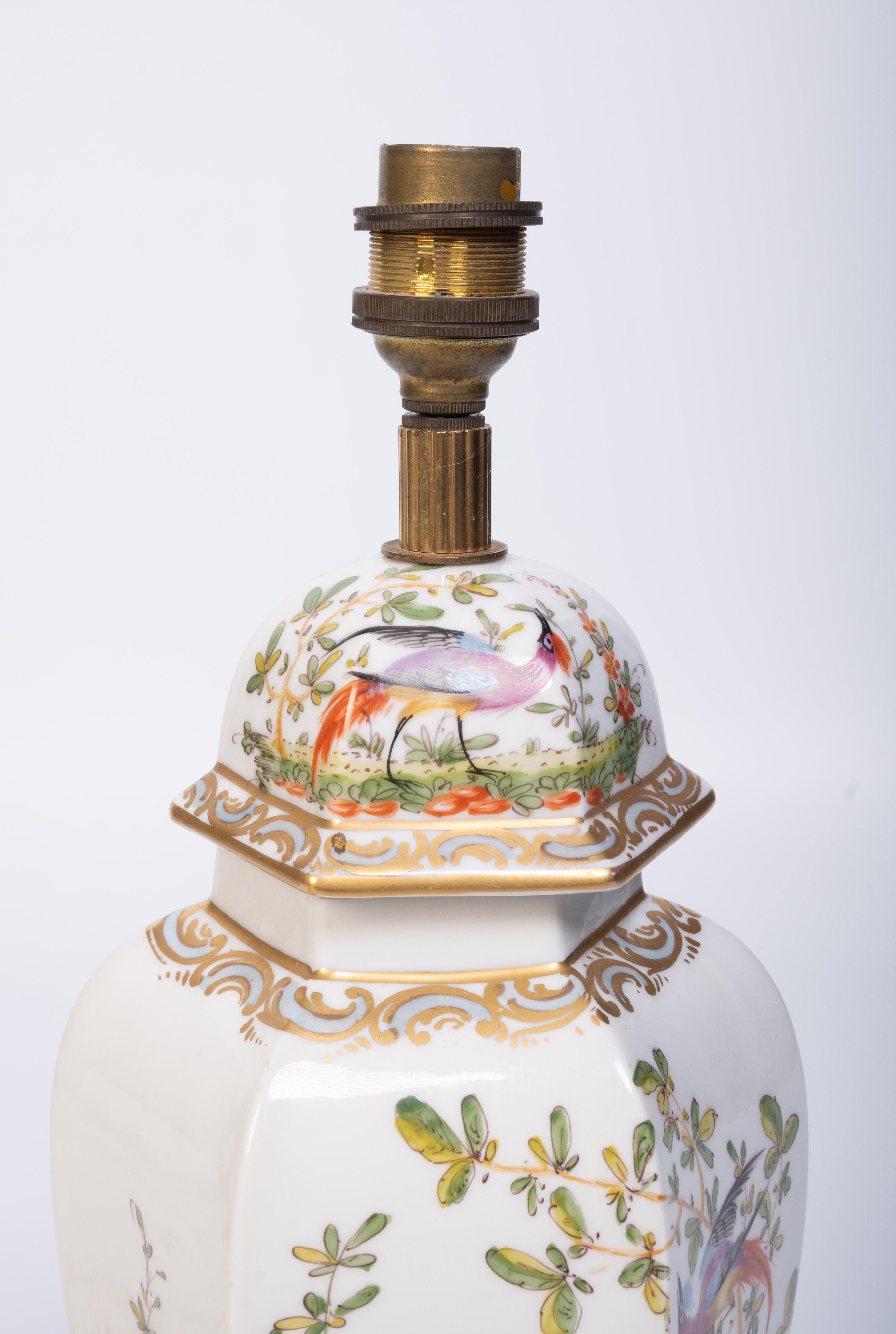Lampe de table hexagonale française ancienne en porcelaine du 19ème siècle - Oiseaux exotiques en vente 1