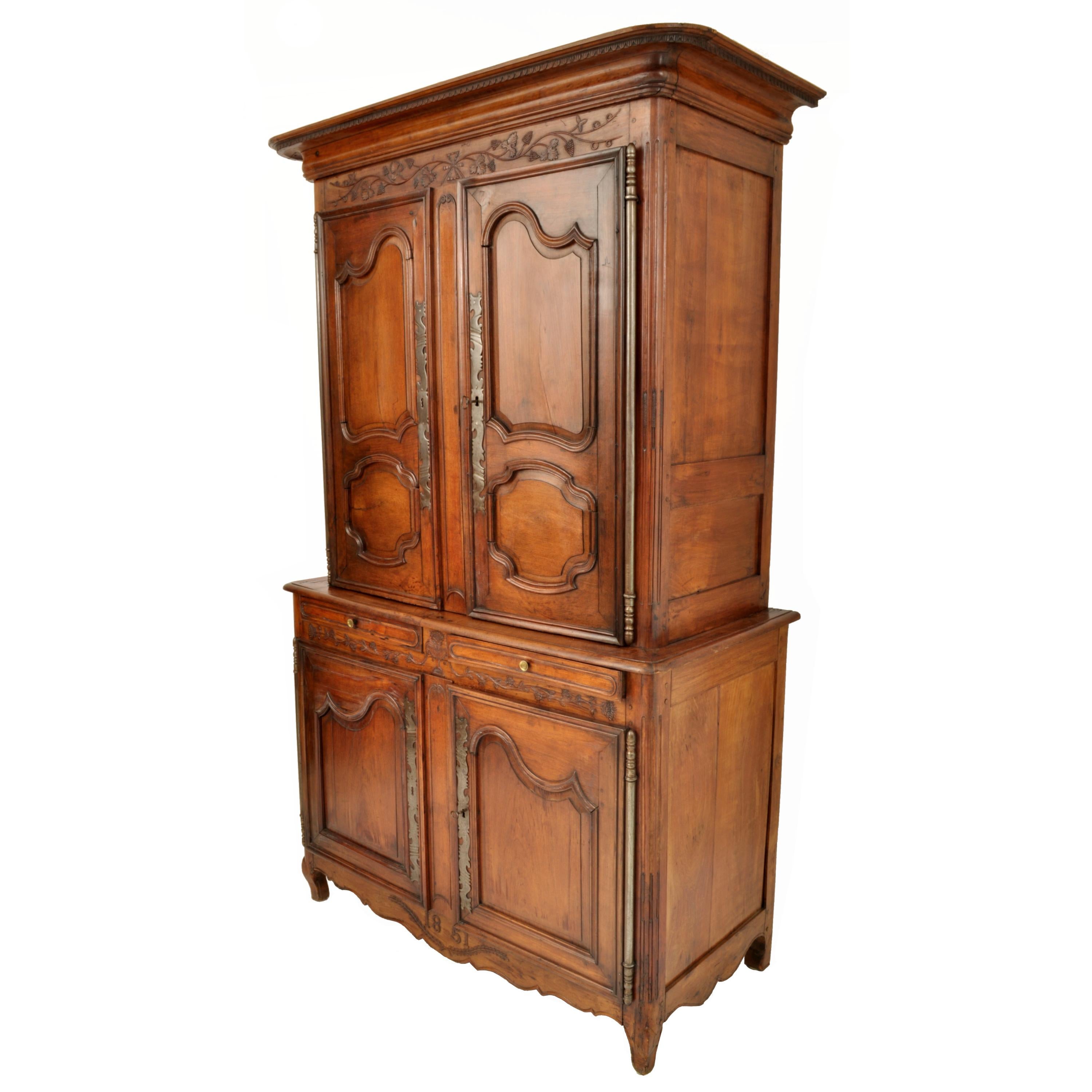 Antique French 19th Century Provincial Fruitwood Buffet a' Deux Corps Fechado en 1851 Provincial francés en venta
