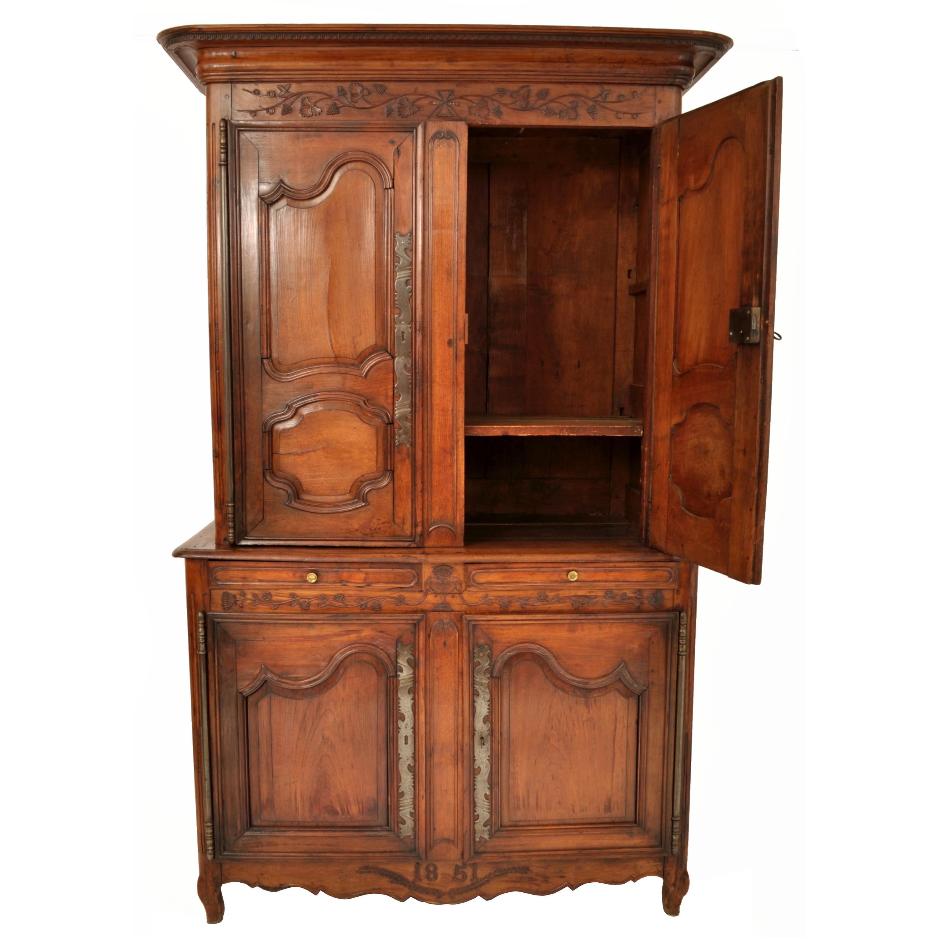 Provincial français Buffet provincial français ancien en bois fruitier du 19ème siècle « a' Deux Corps » daté de 1851 en vente