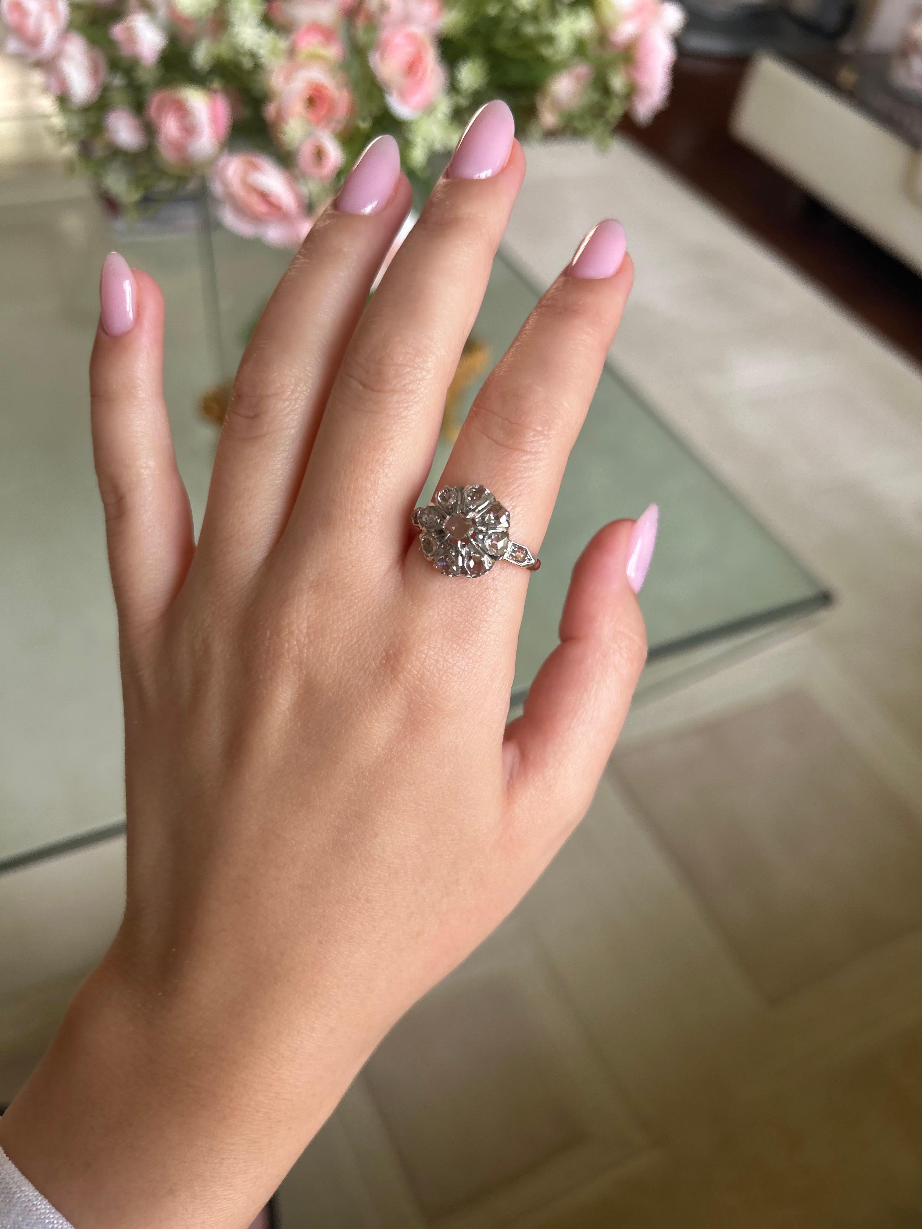 Antiker französischer Blumen-Cluster-Ring mit Diamant im Rosenschliff aus dem 19. Jahrhundert (Viktorianisch) im Angebot
