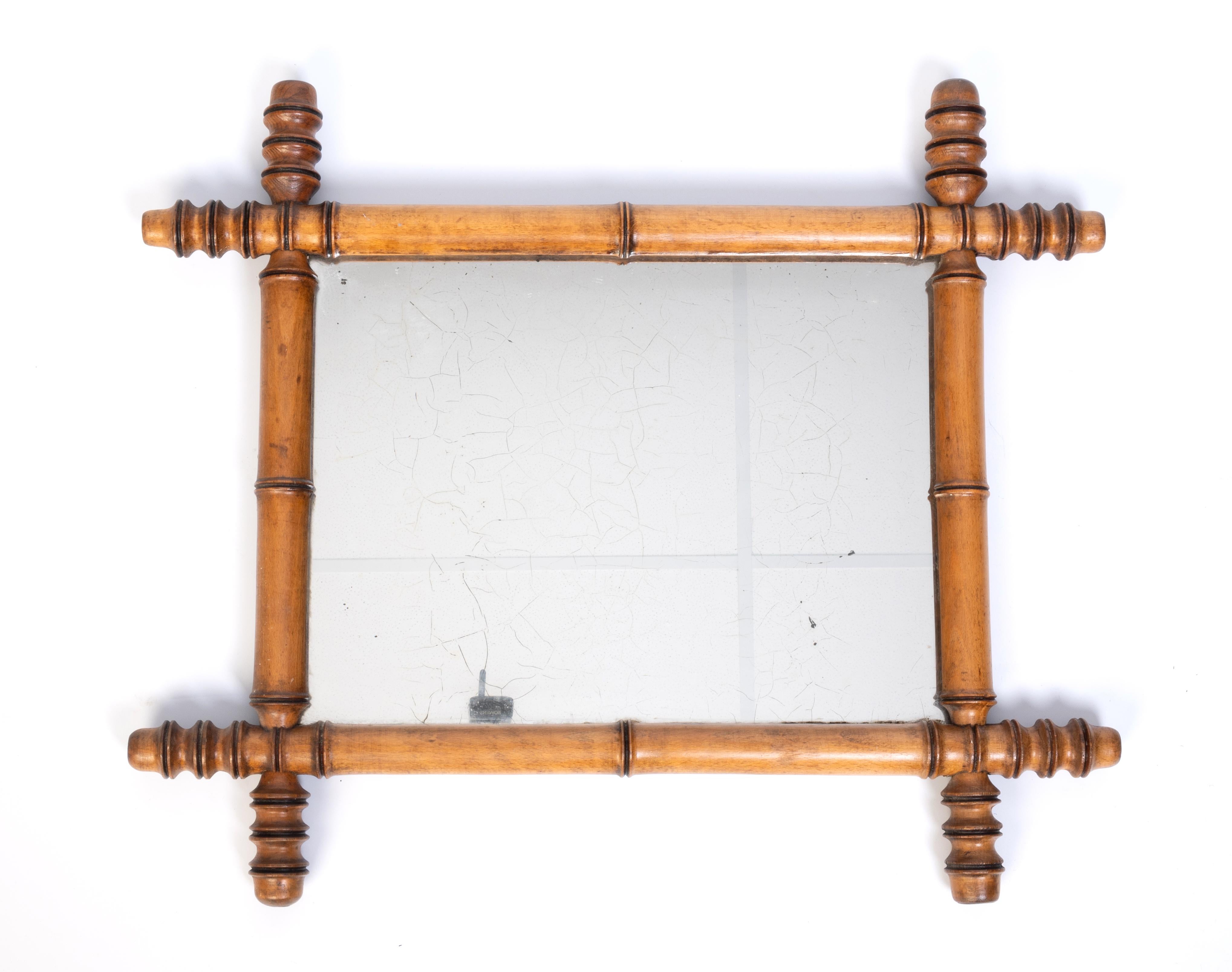 Miroir mural ancien en simili-bambou du 19ème siècle
En bon état correspondant à l'âge.