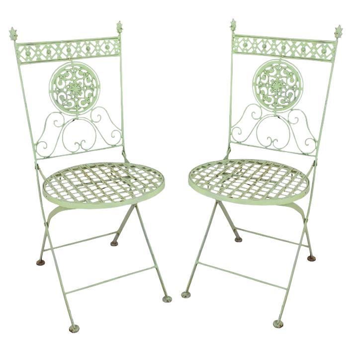 Paire de chaises de jardin pliantes françaises anciennes en métal vert de style victorien du 19ème siècle