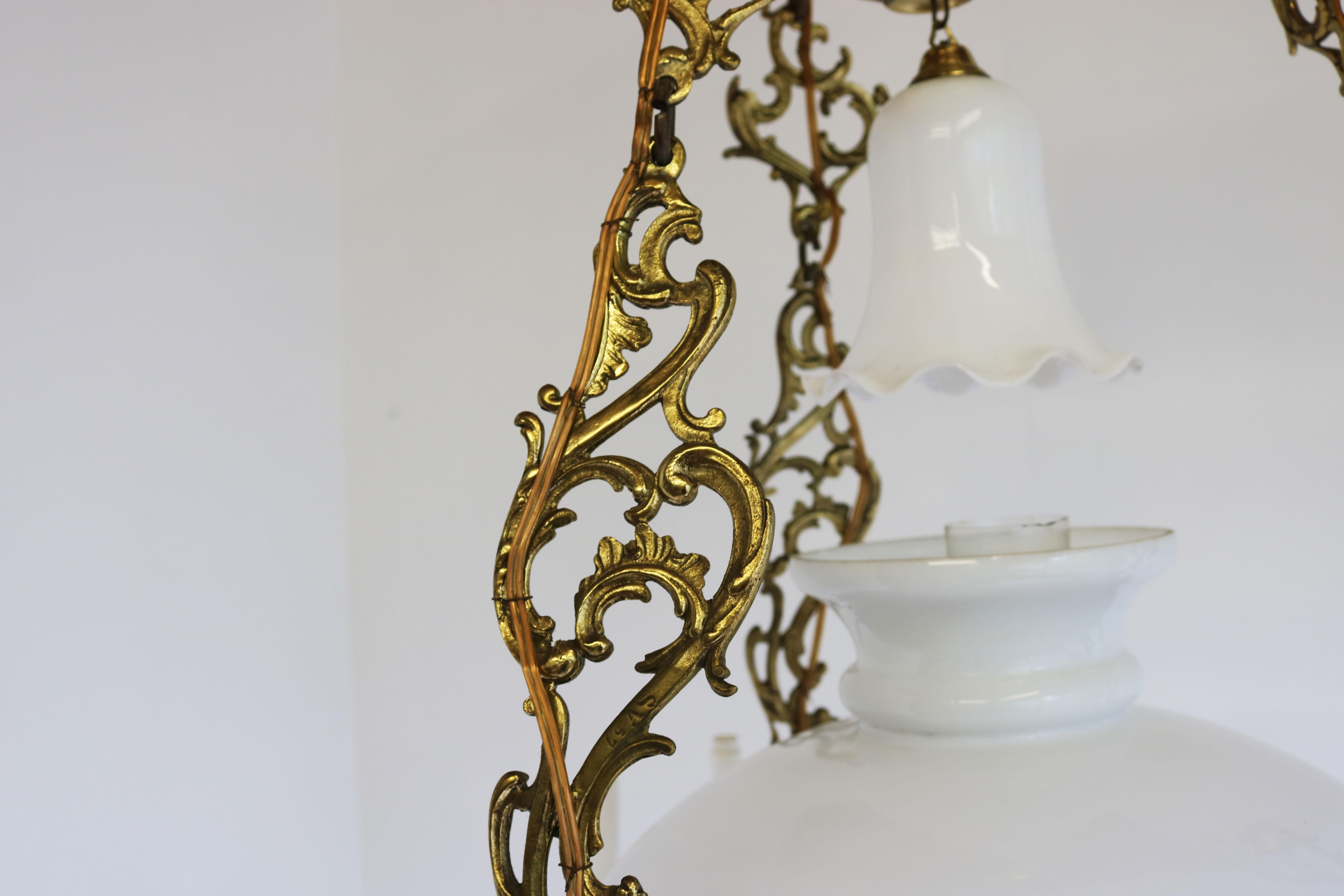 Ancienne lampe à huile française victorienne du XIXe siècle, lustre suspendu en laiton et opaline en vente 1