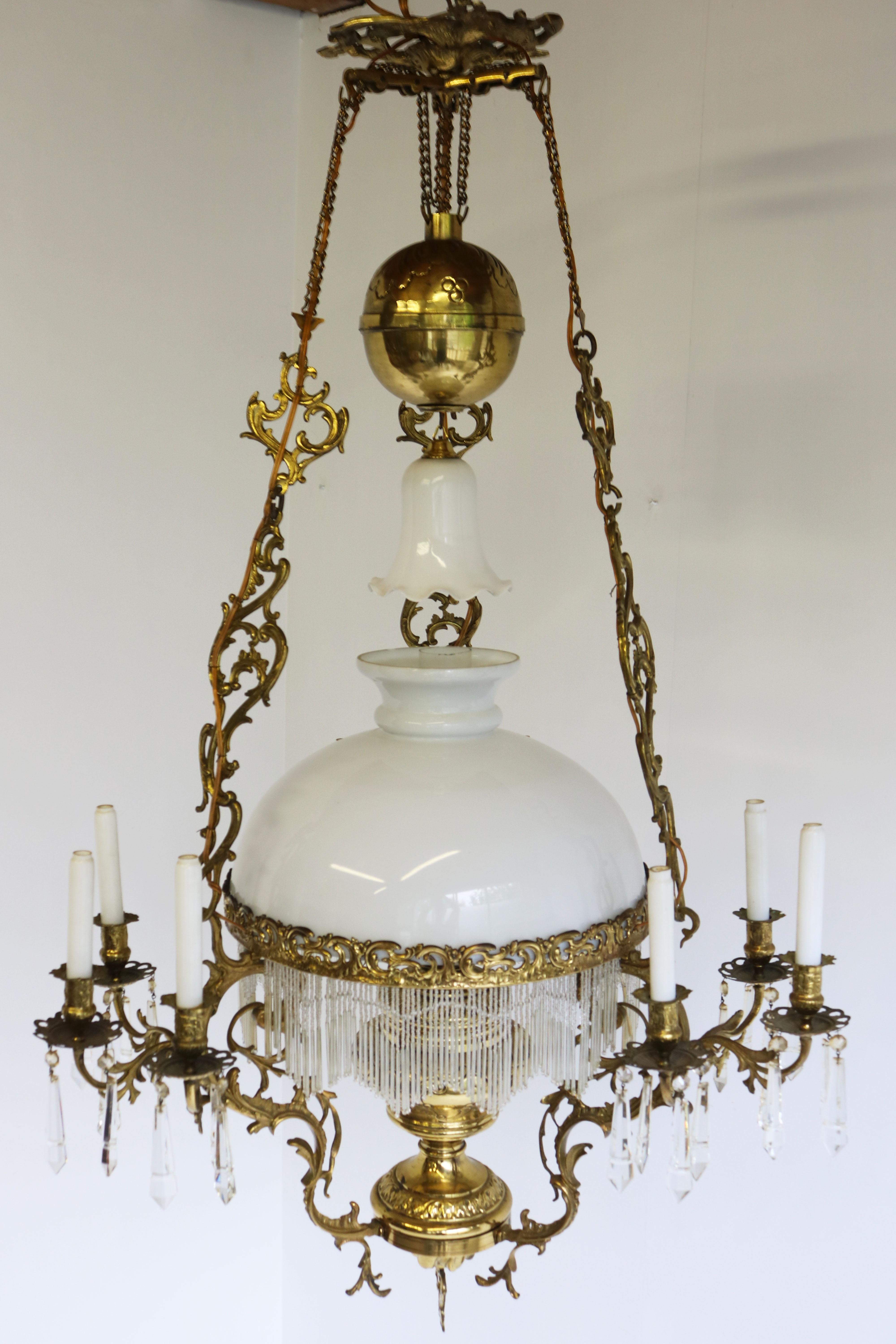 Ancienne lampe à huile française victorienne du XIXe siècle, lustre suspendu en laiton et opaline en vente 3