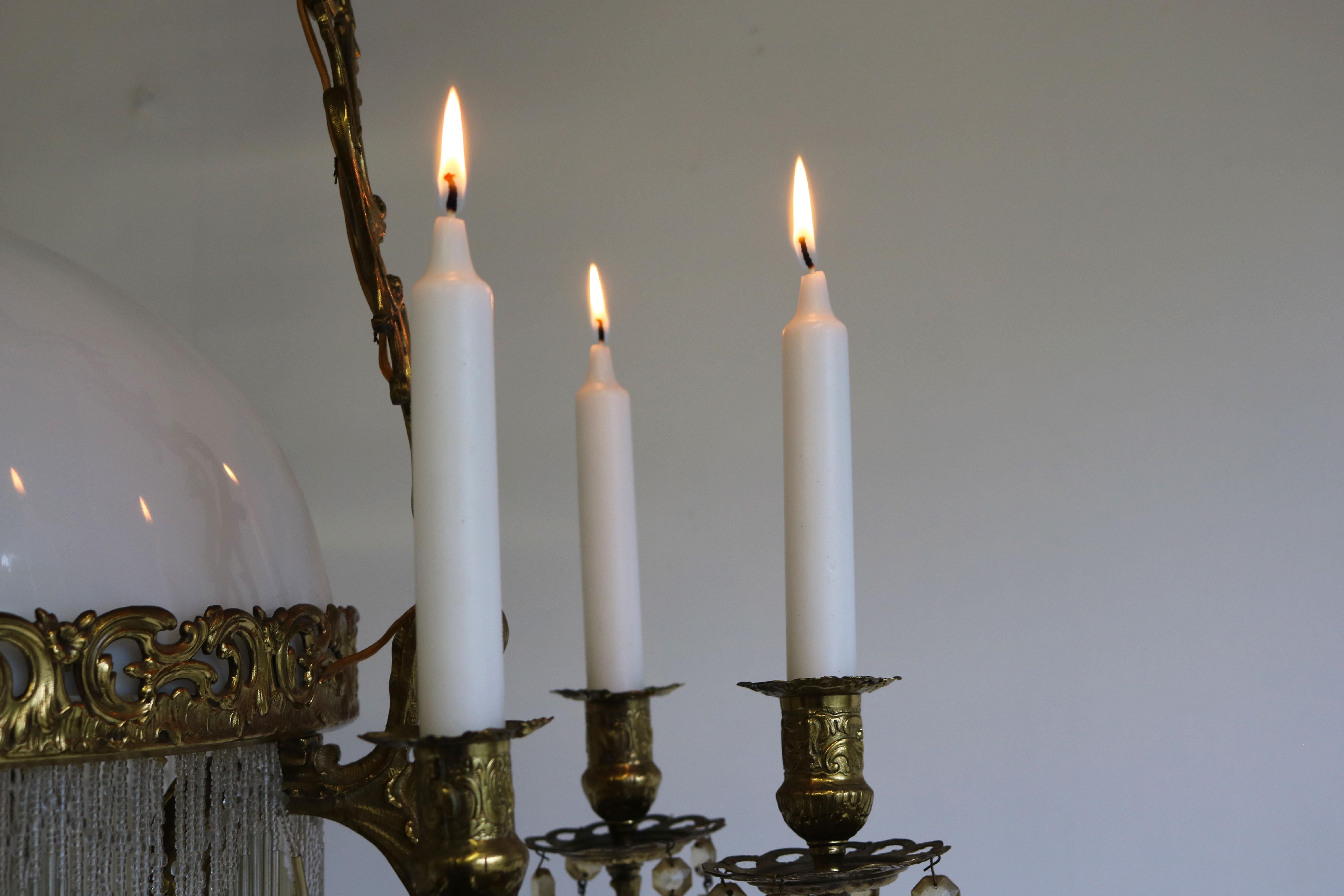 Antike französische viktorianische Öllampe, 19. Jahrhundert, Kronleuchter, Opal, Messing, Hängeleuchte im Angebot 10