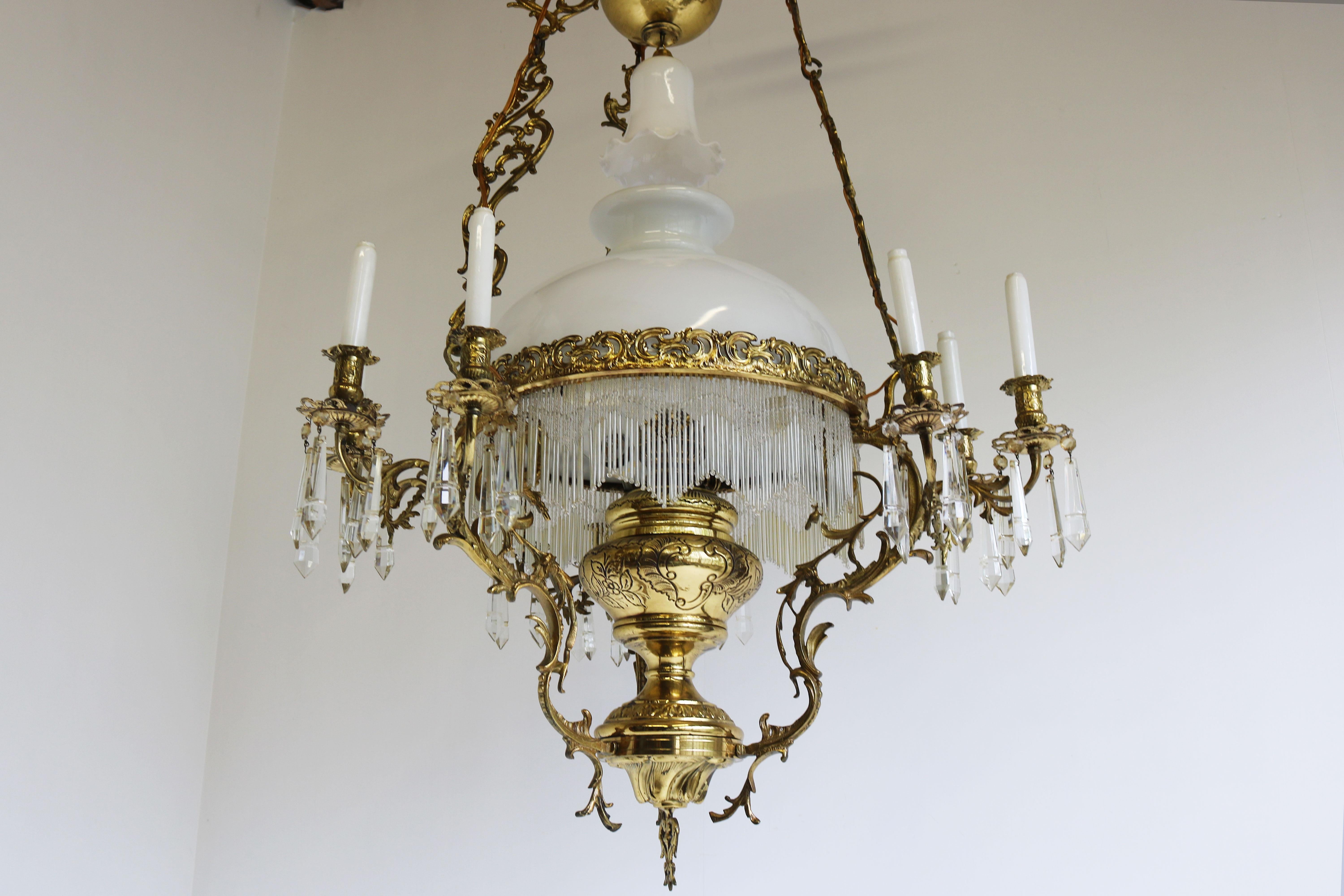 Ancienne lampe à huile française victorienne du XIXe siècle, lustre suspendu en laiton et opaline en vente 9
