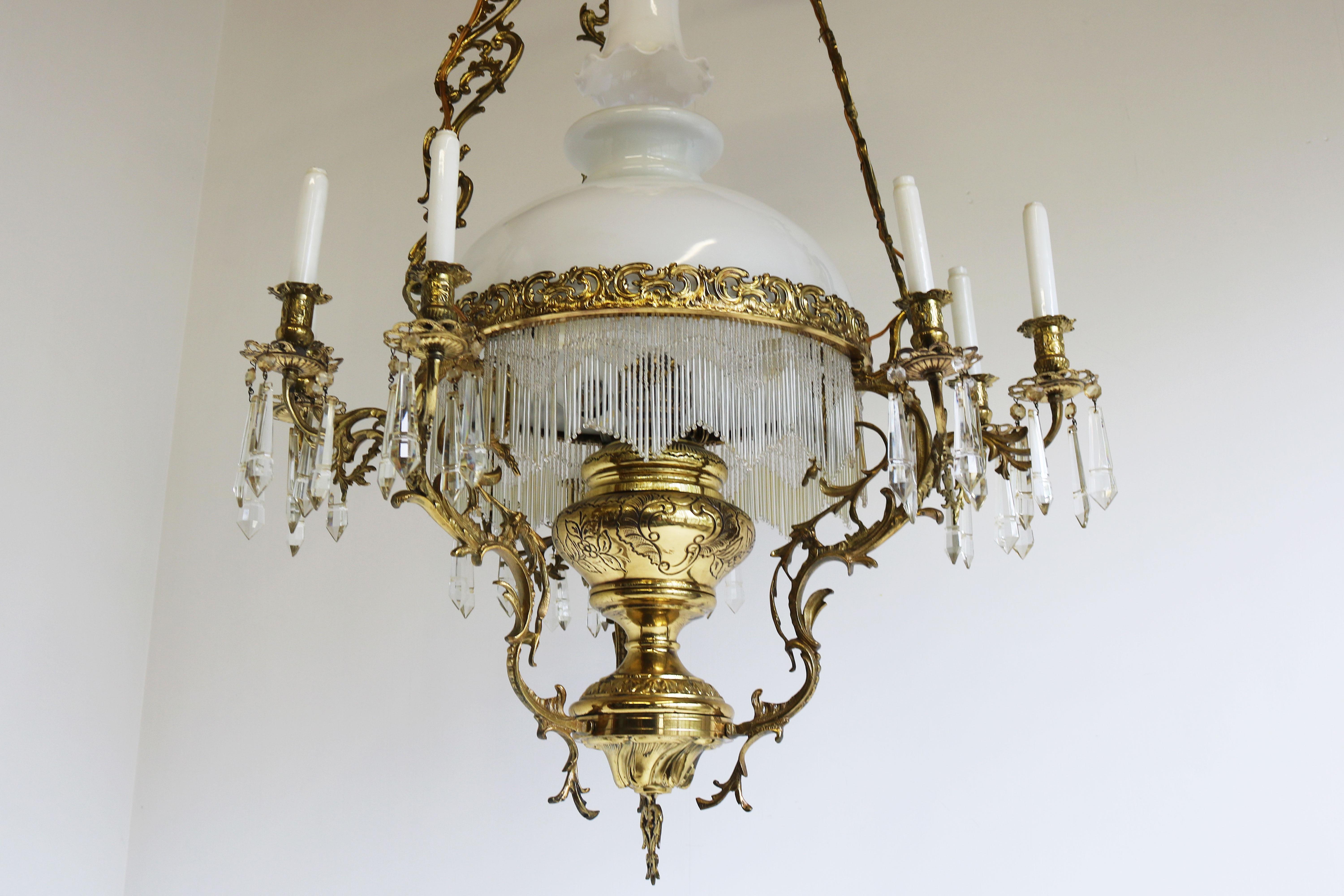 Antike französische viktorianische Öllampe, 19. Jahrhundert, Kronleuchter, Opal, Messing, Hängeleuchte (Viktorianisch) im Angebot