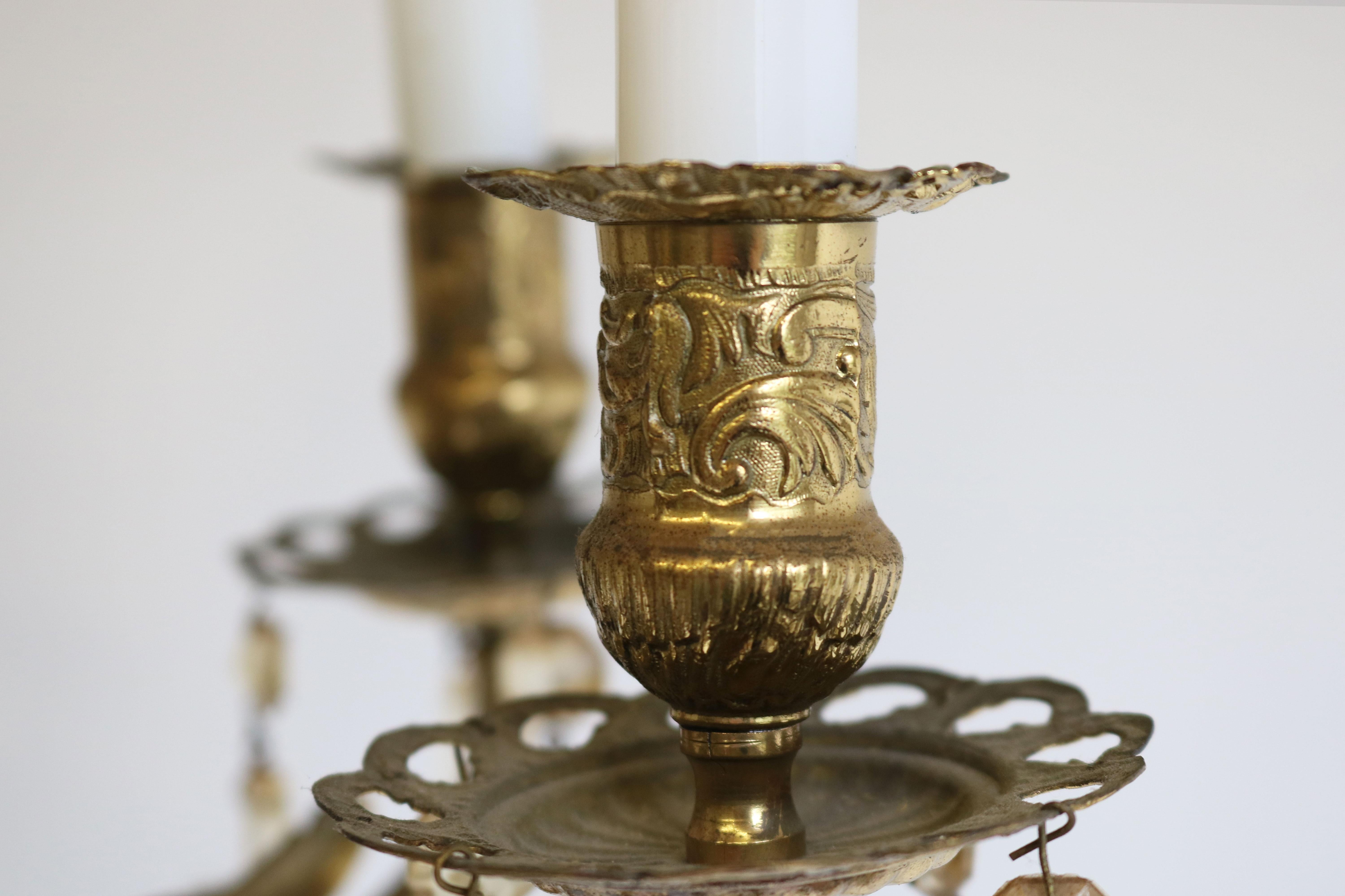 Fait main Ancienne lampe à huile française victorienne du XIXe siècle, lustre suspendu en laiton et opaline en vente