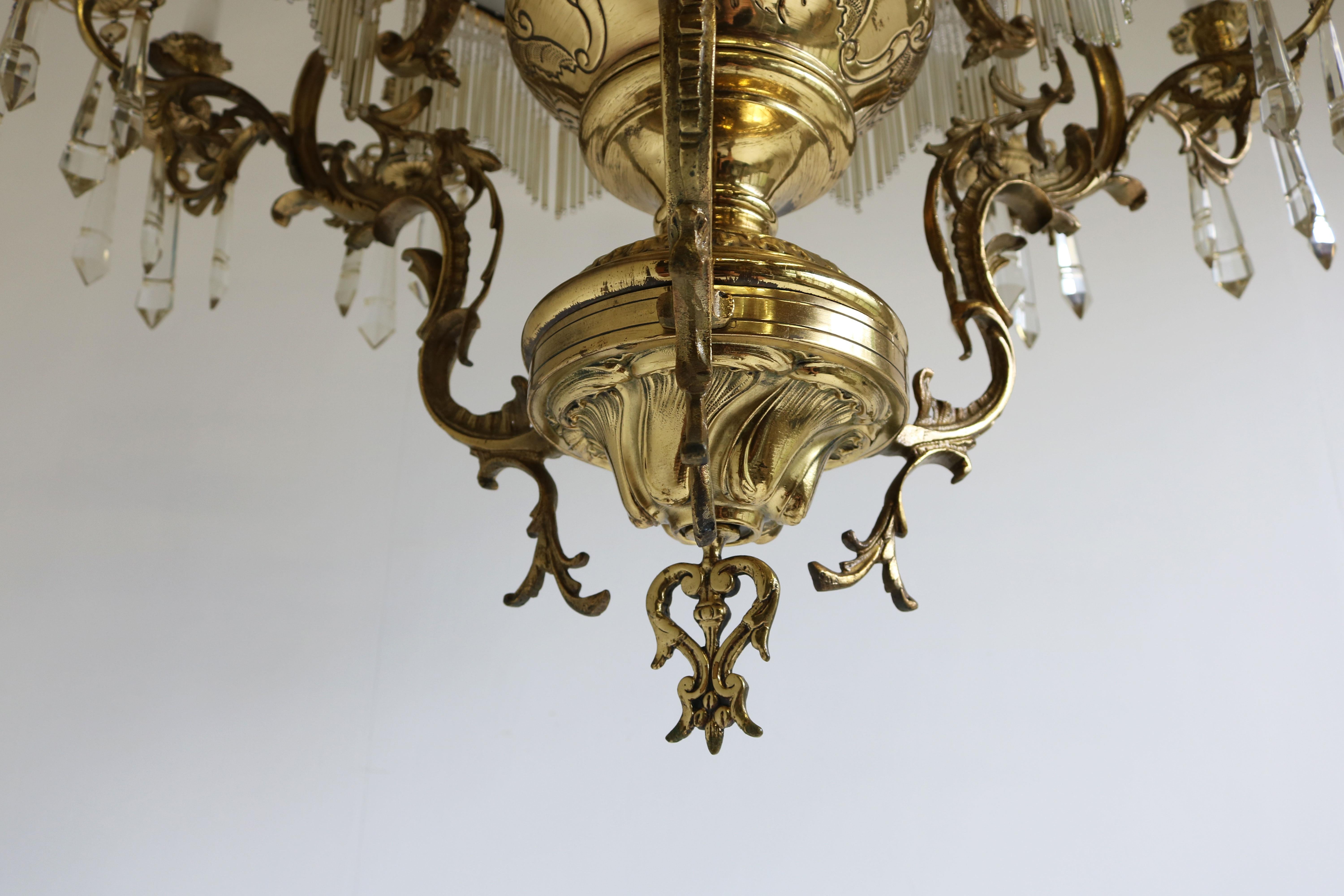 Ancienne lampe à huile française victorienne du XIXe siècle, lustre suspendu en laiton et opaline Bon état - En vente à Ijzendijke, NL