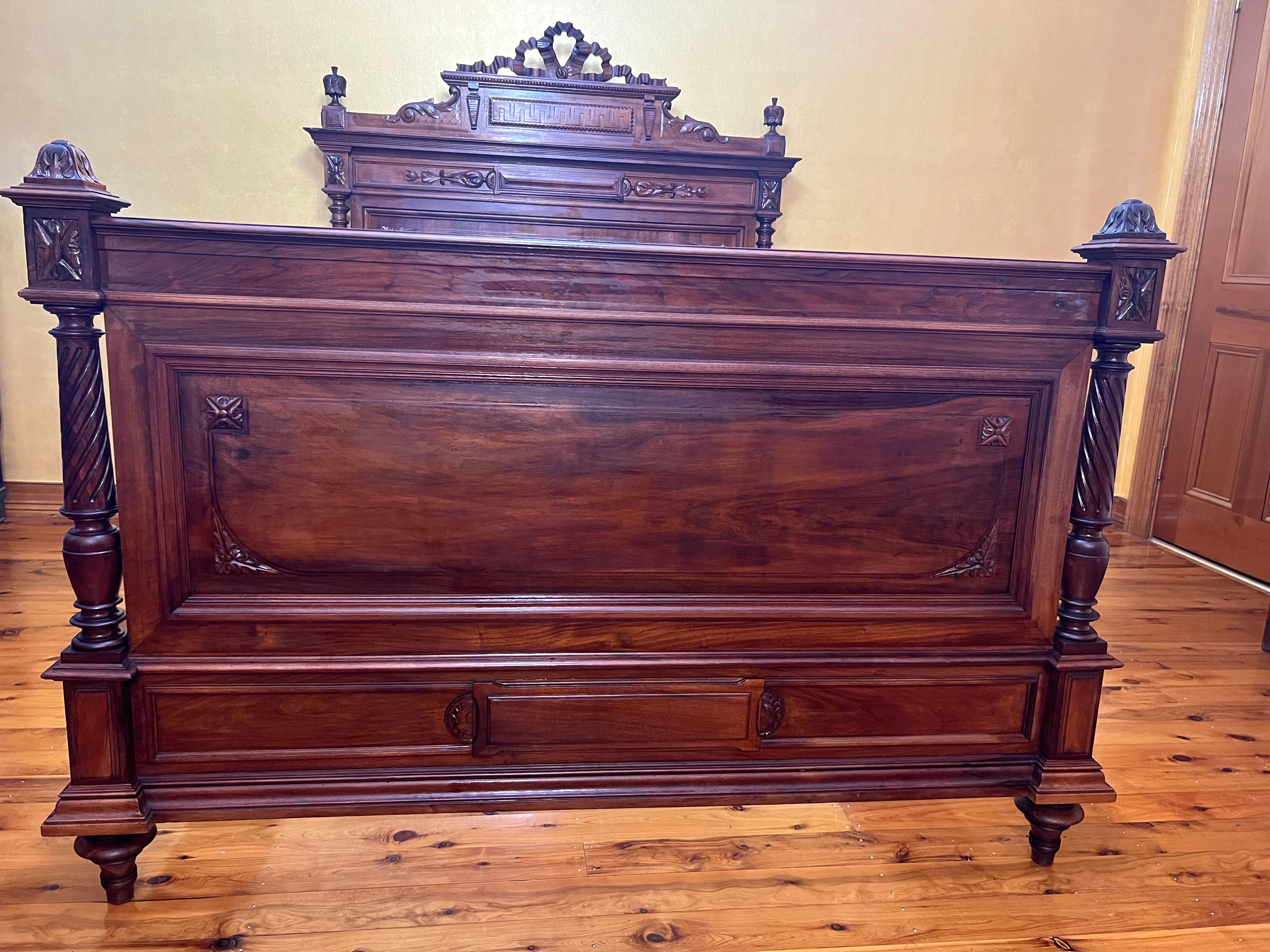 Antique French 19th Century Walnut Double Bed For Sale 1