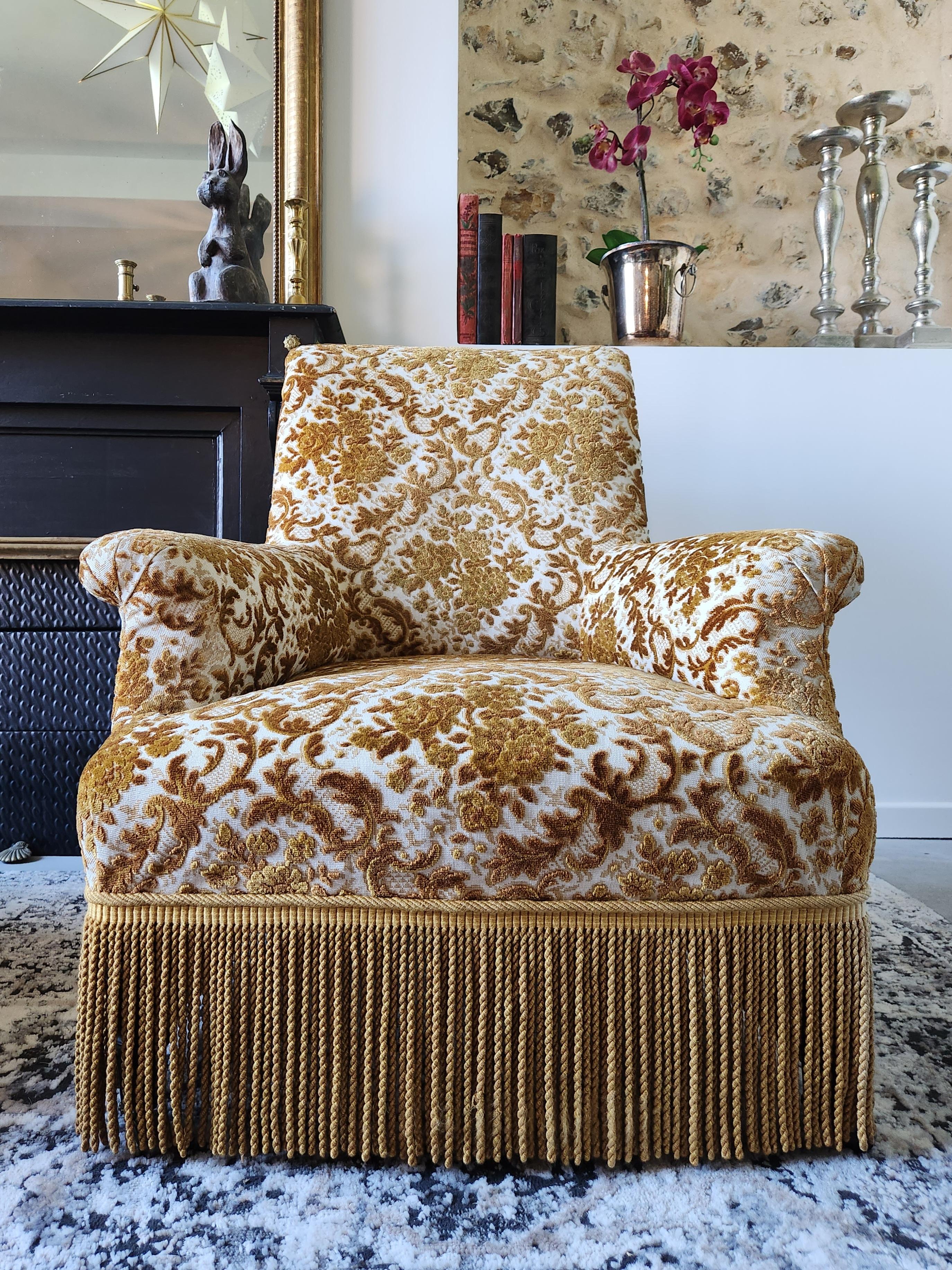 Le fauteuil est extrêmement confortable, grâce à ses larges accoudoirs, son grand dossier et sa large assise.
Le fauteuil idéal pour un coin lecture où vous ne voudrez pas céder votre place ! 
Il se transforme en chaise longue grâce à son ottoman,