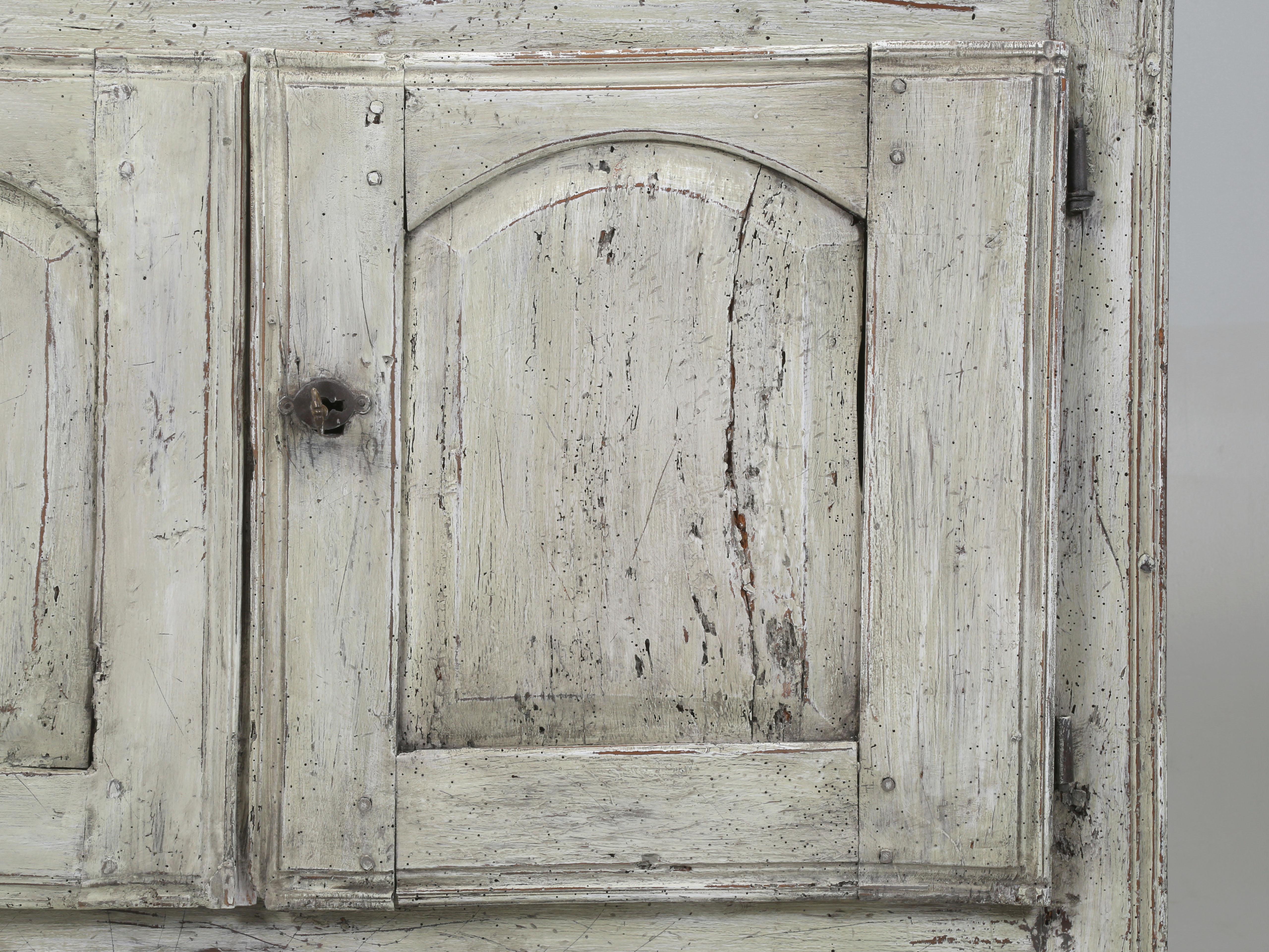 Antique French 2-Door Painted Rustic Buffet circa 1700 con restauro della vernice in vendita 2