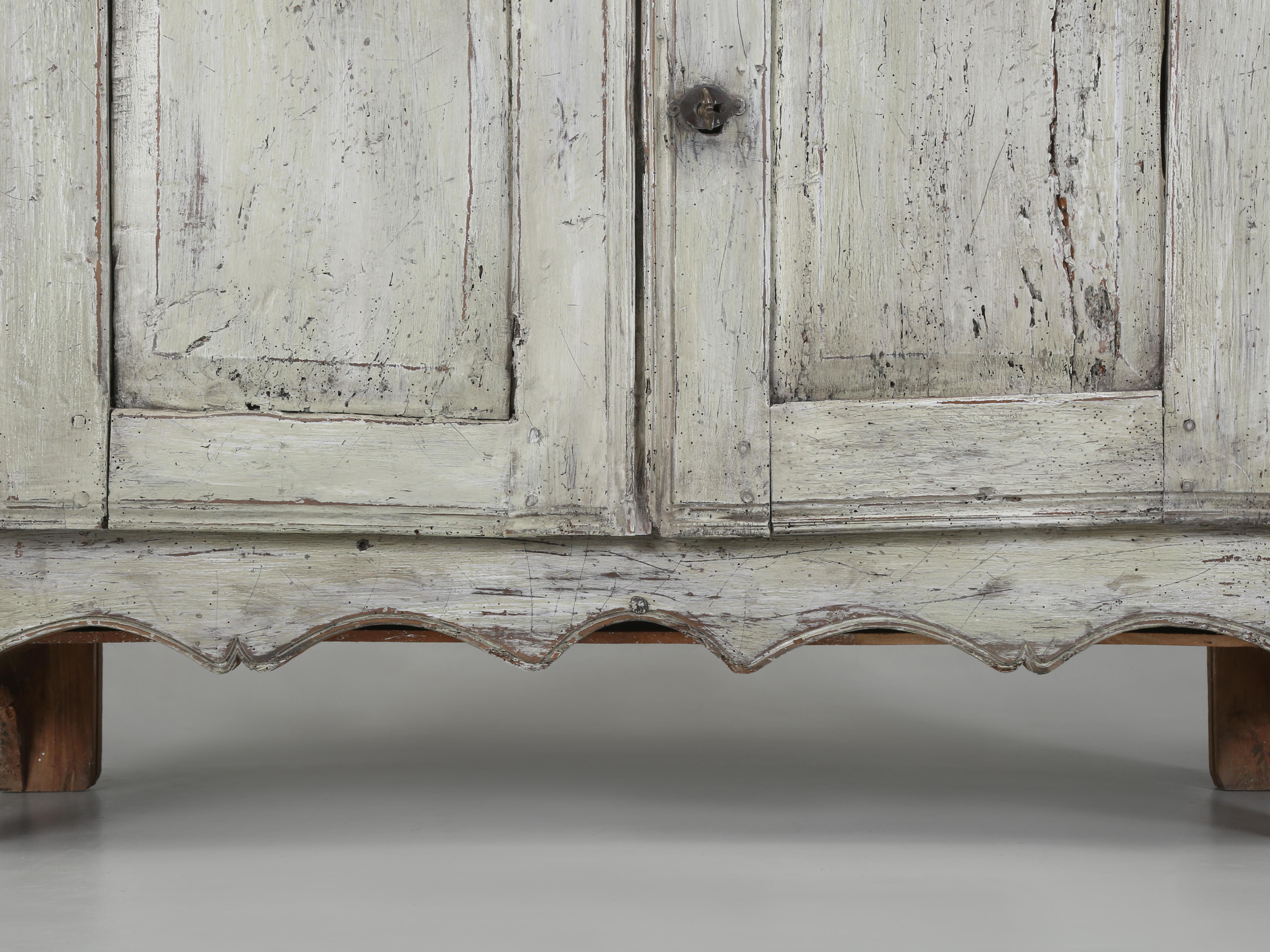 Antique French 2-Door Painted Rustic Buffet circa 1700 con restauro della vernice in vendita 4