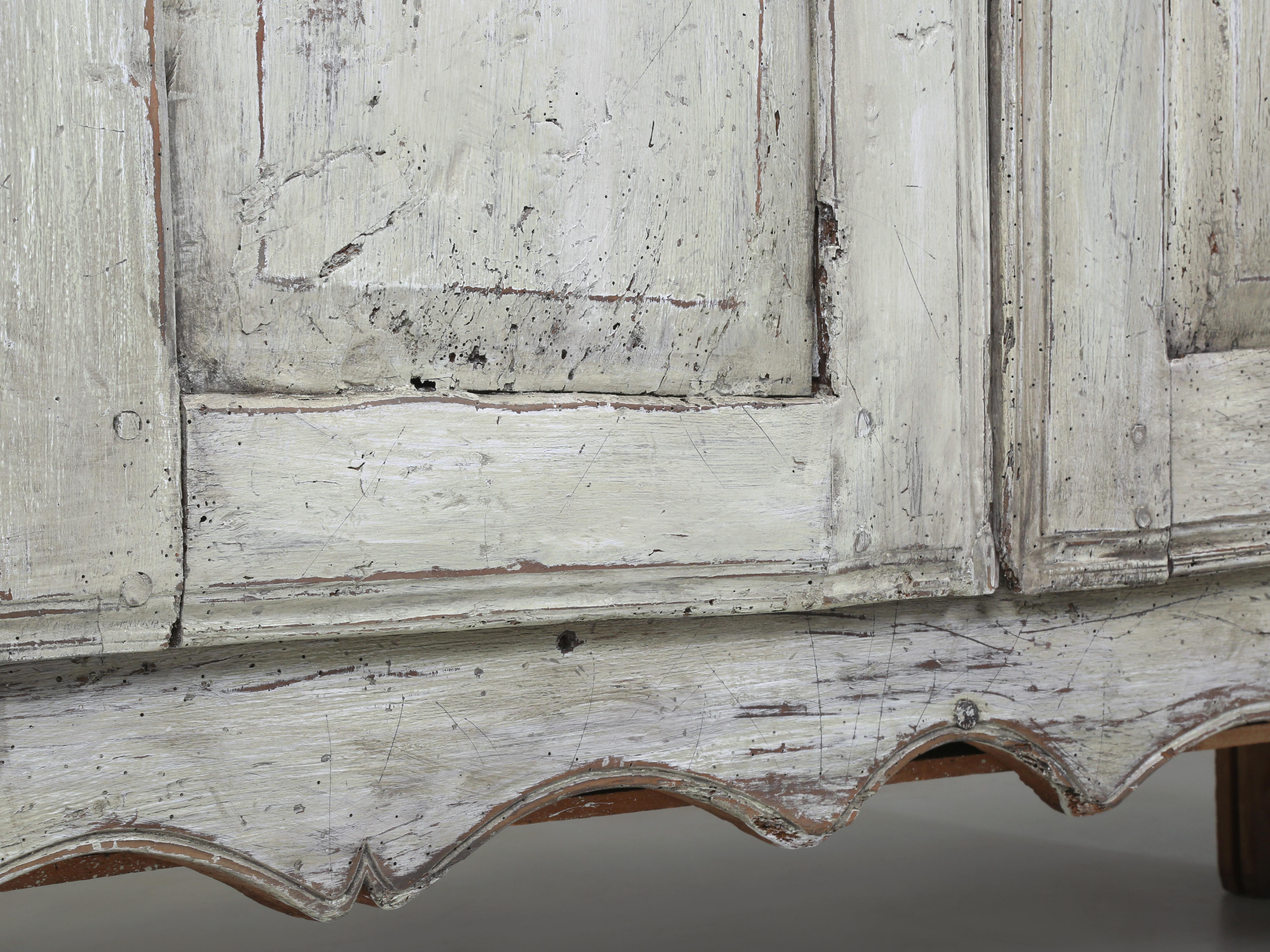 Antique French 2-Door Painted Rustic Buffet circa 1700 con restauro della vernice in vendita 5