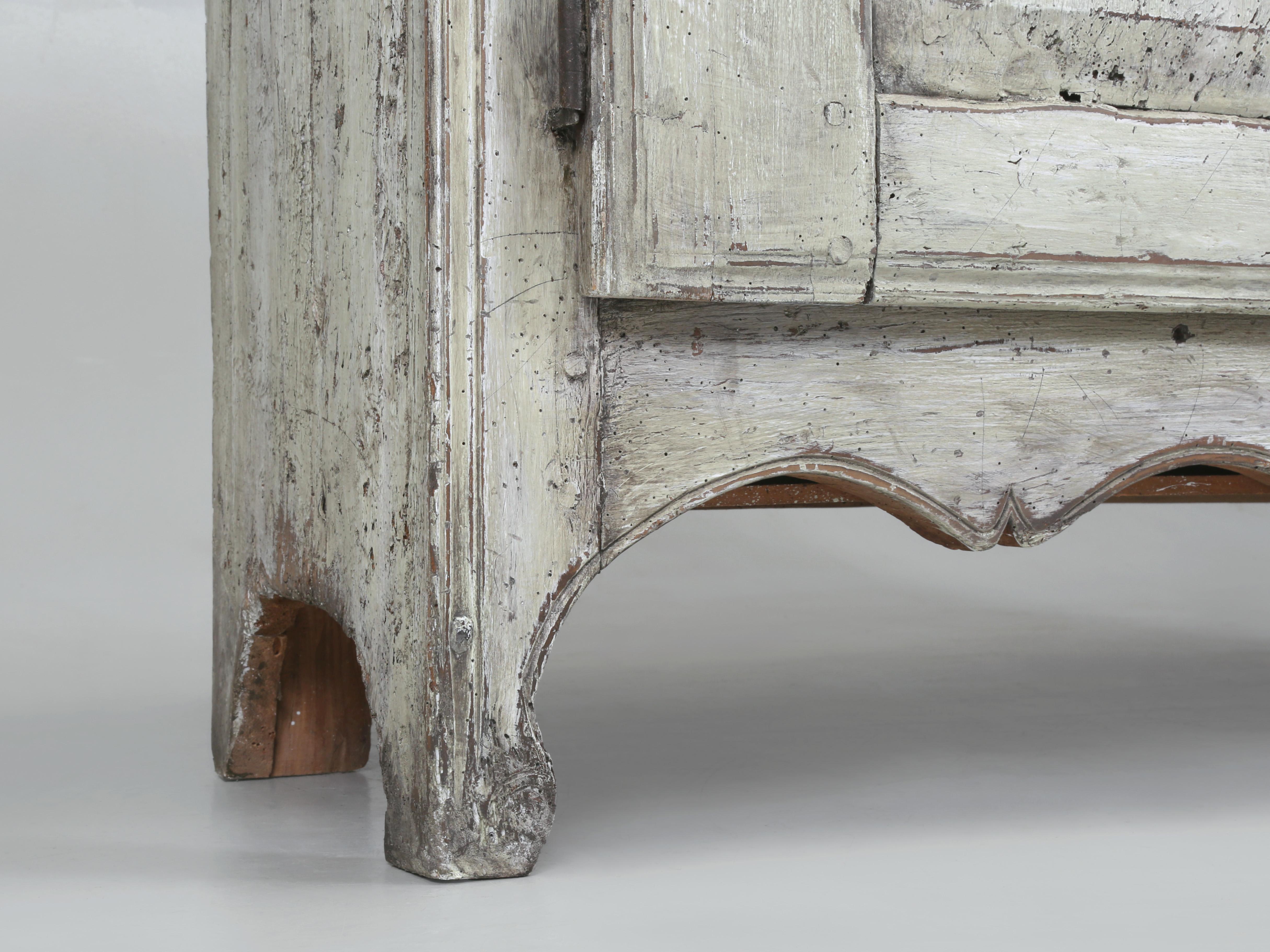 Antique French 2-Door Painted Rustic Buffet circa 1700 con restauro della vernice in vendita 6
