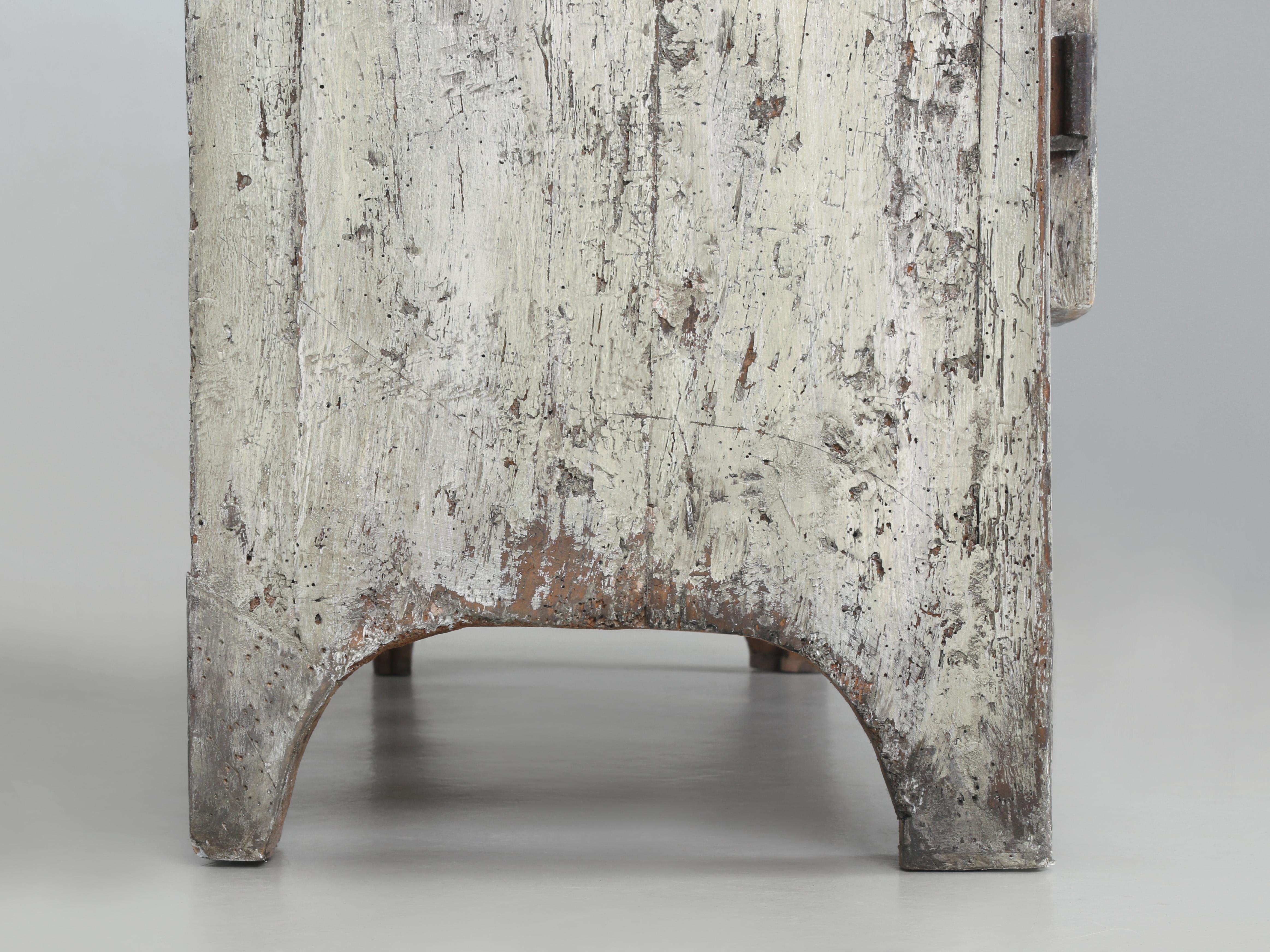 Antique French 2-Door Painted Rustic Buffet circa 1700 con restauro della vernice in vendita 7