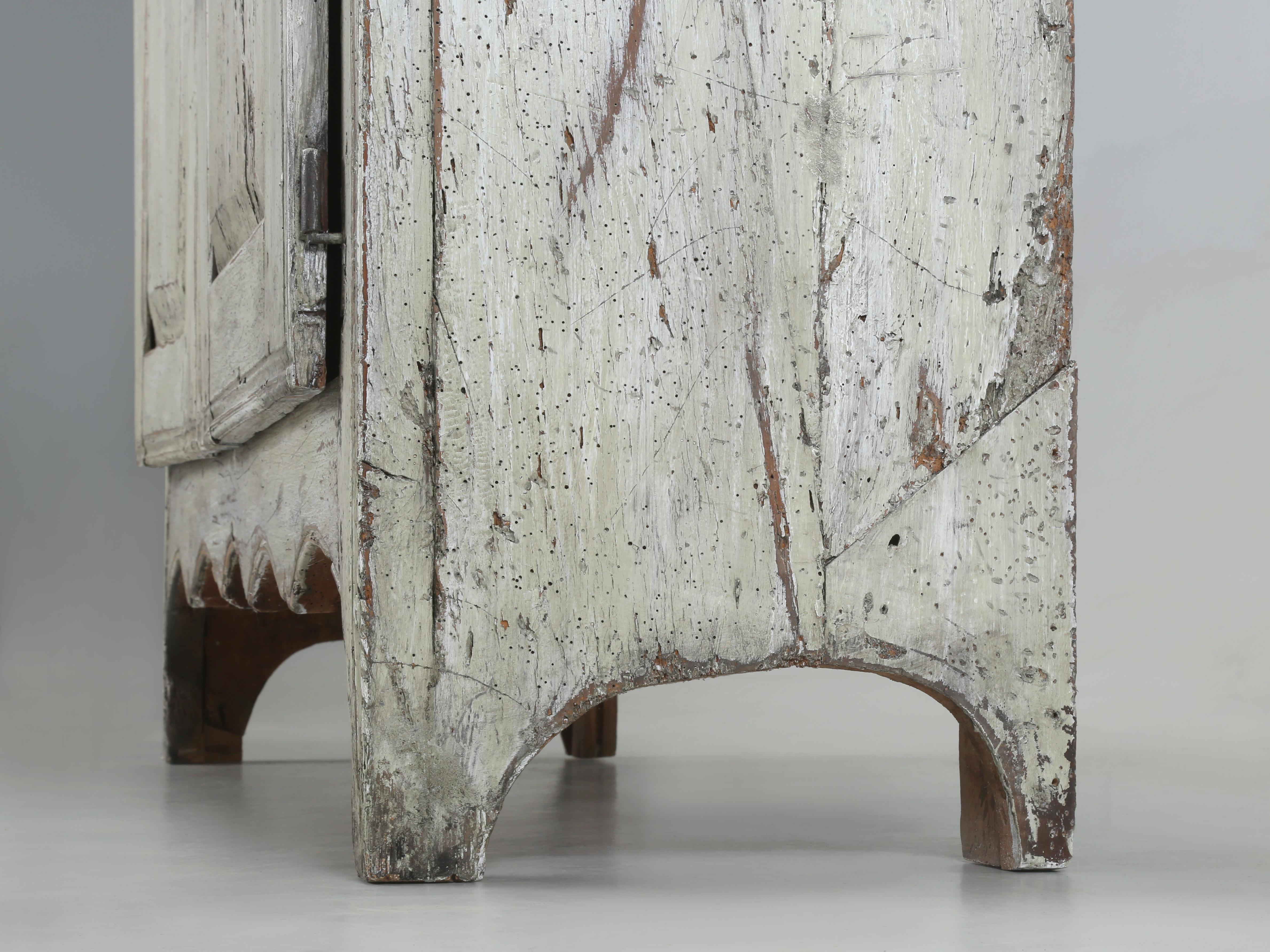 Antique French 2-Door Painted Rustic Buffet circa 1700 con restauro della vernice in vendita 8