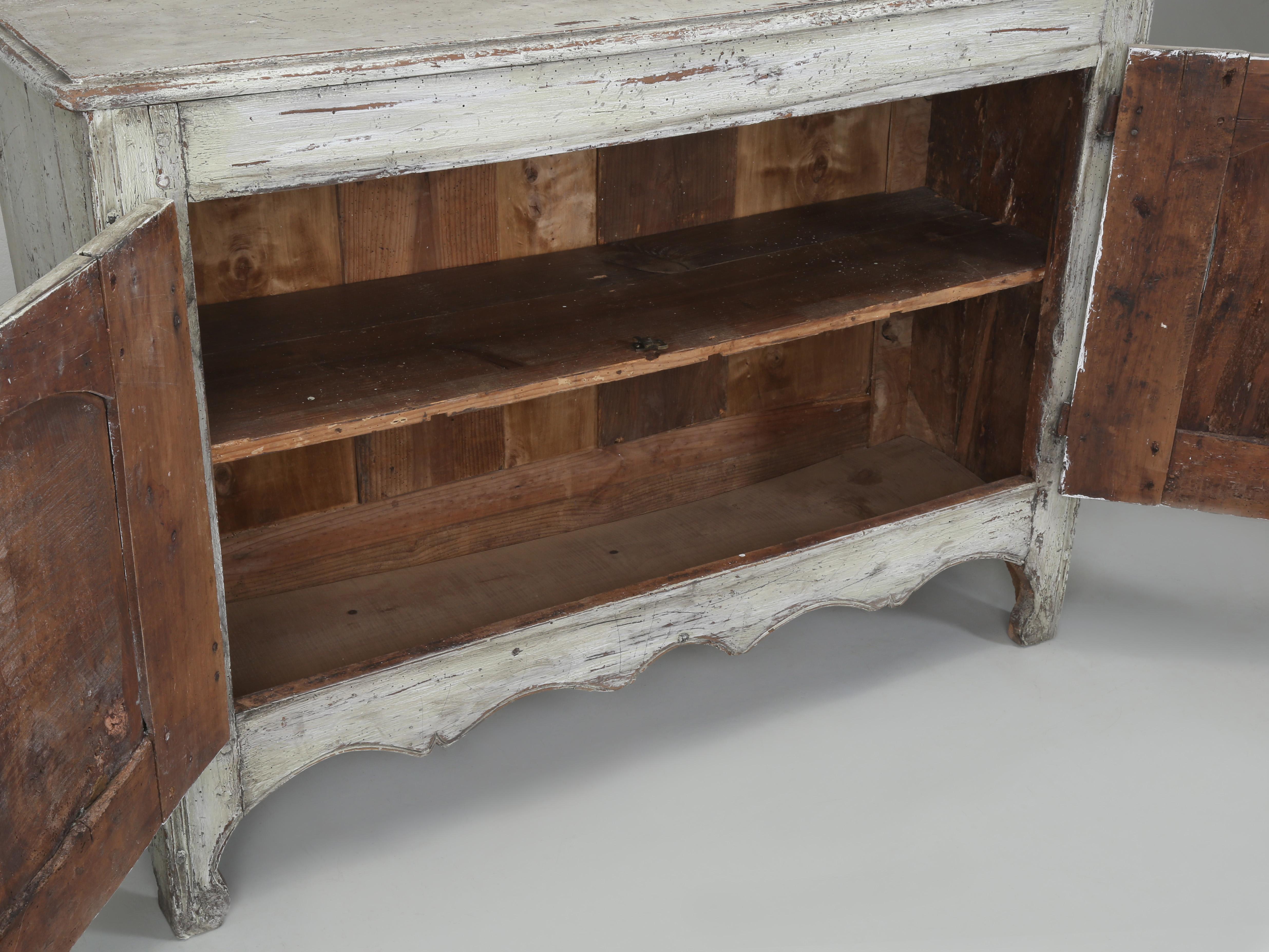 Antique French 2-Door Painted Rustic Buffet circa 1700 con restauro della vernice in vendita 9