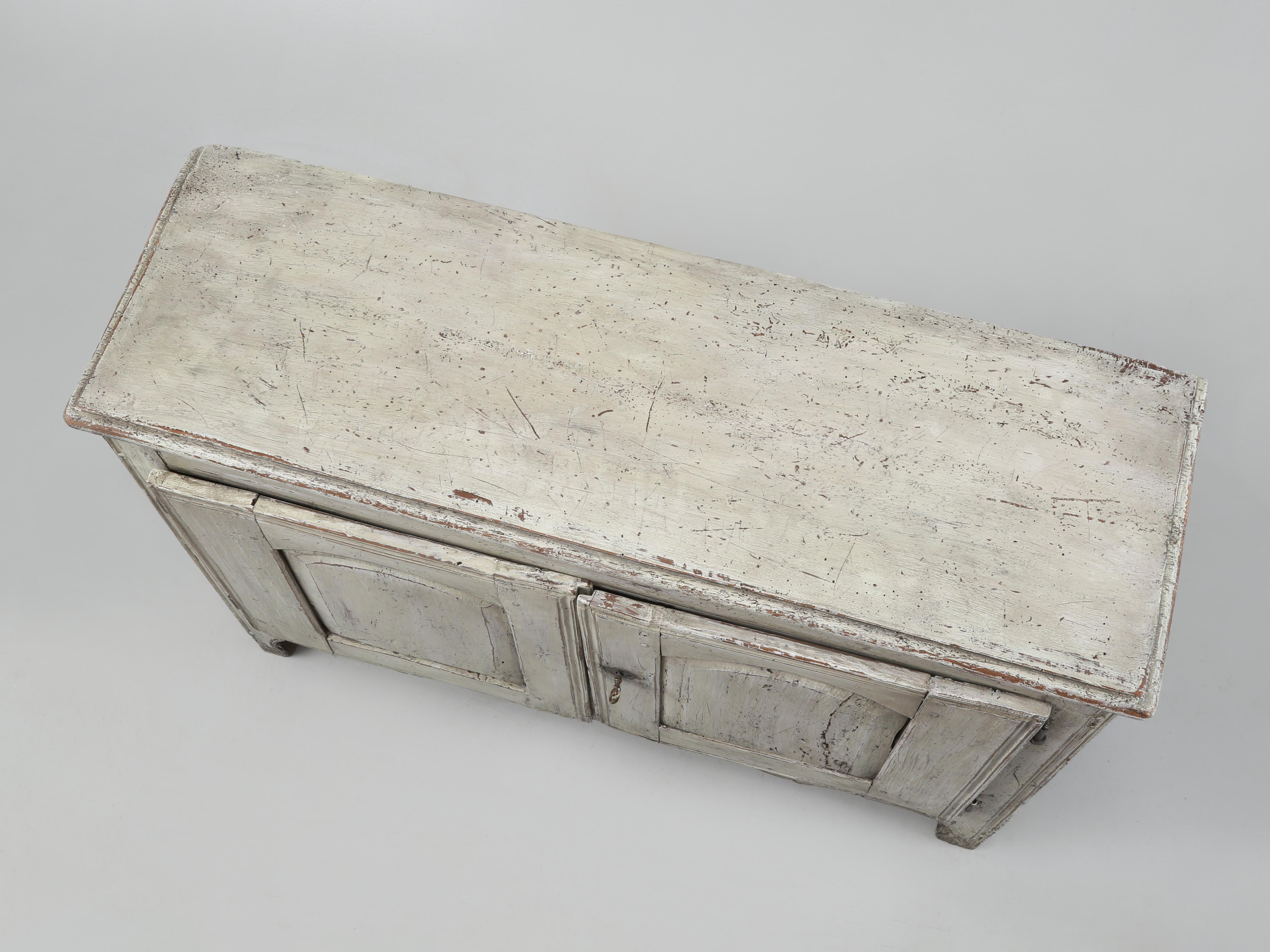 Francese Antique French 2-Door Painted Rustic Buffet circa 1700 con restauro della vernice in vendita
