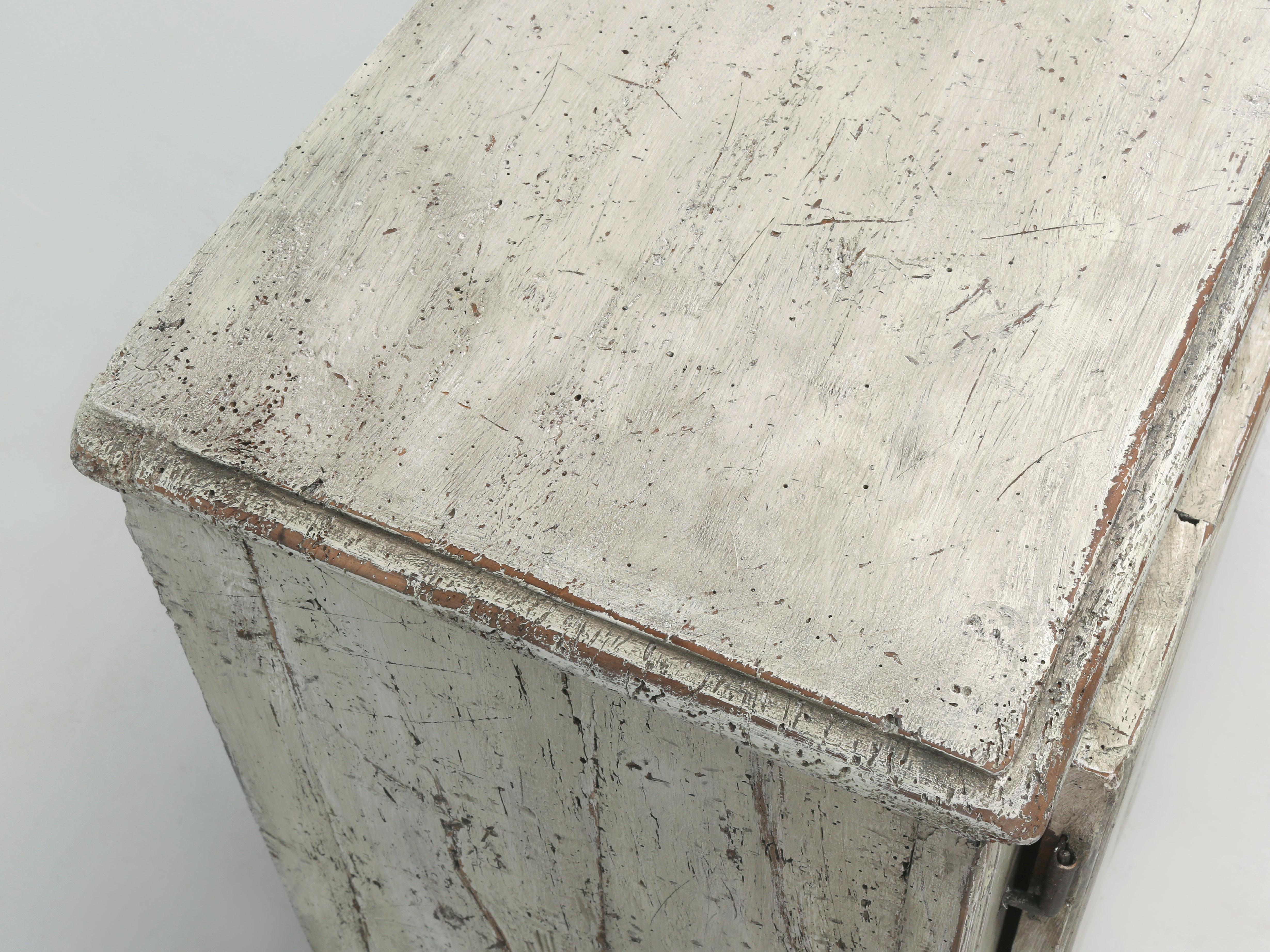 Intagliato a mano Antique French 2-Door Painted Rustic Buffet circa 1700 con restauro della vernice in vendita