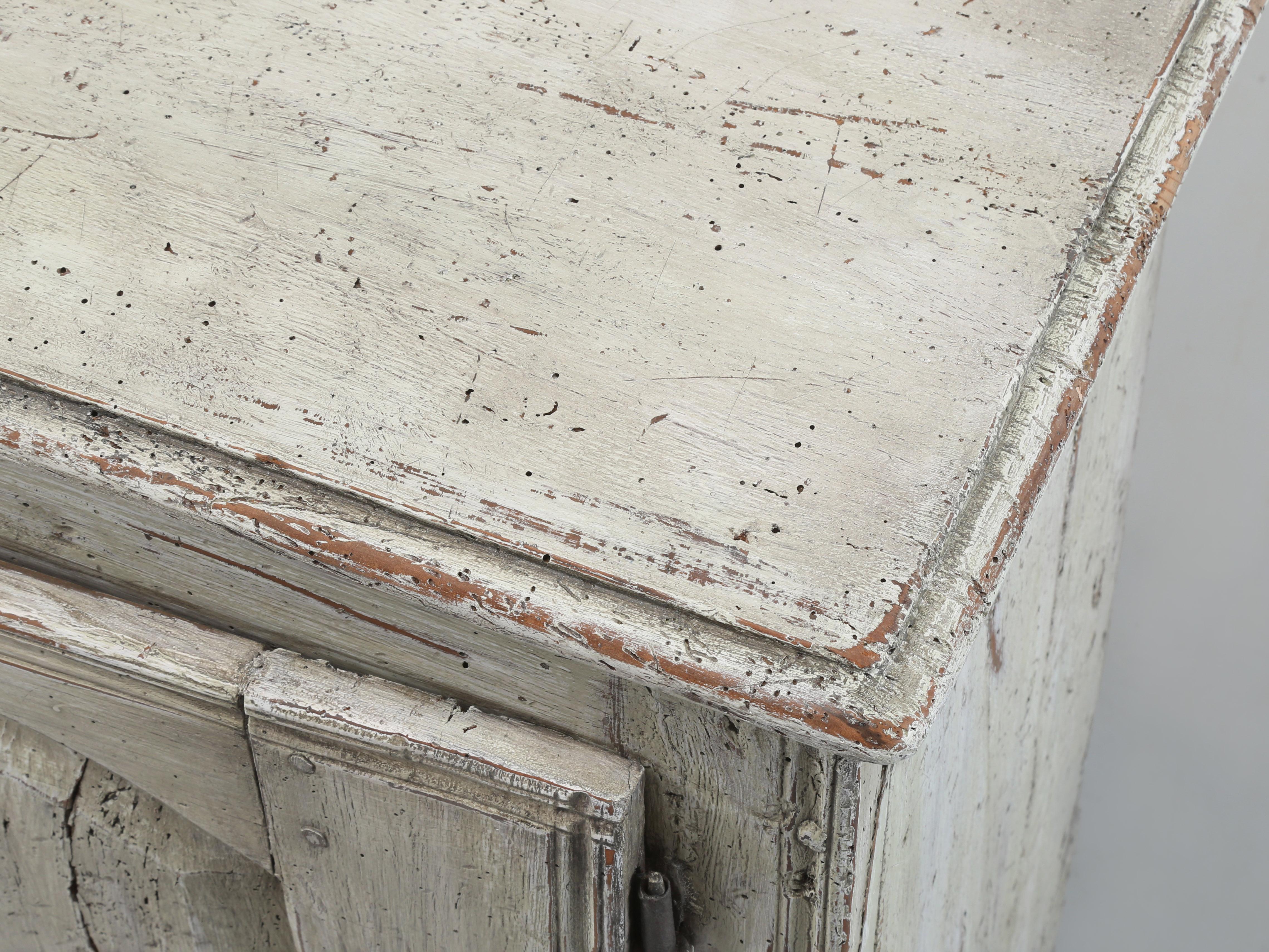 Antique French 2-Door Painted Rustic Buffet circa 1700 con restauro della vernice In condizioni buone in vendita a Chicago, IL
