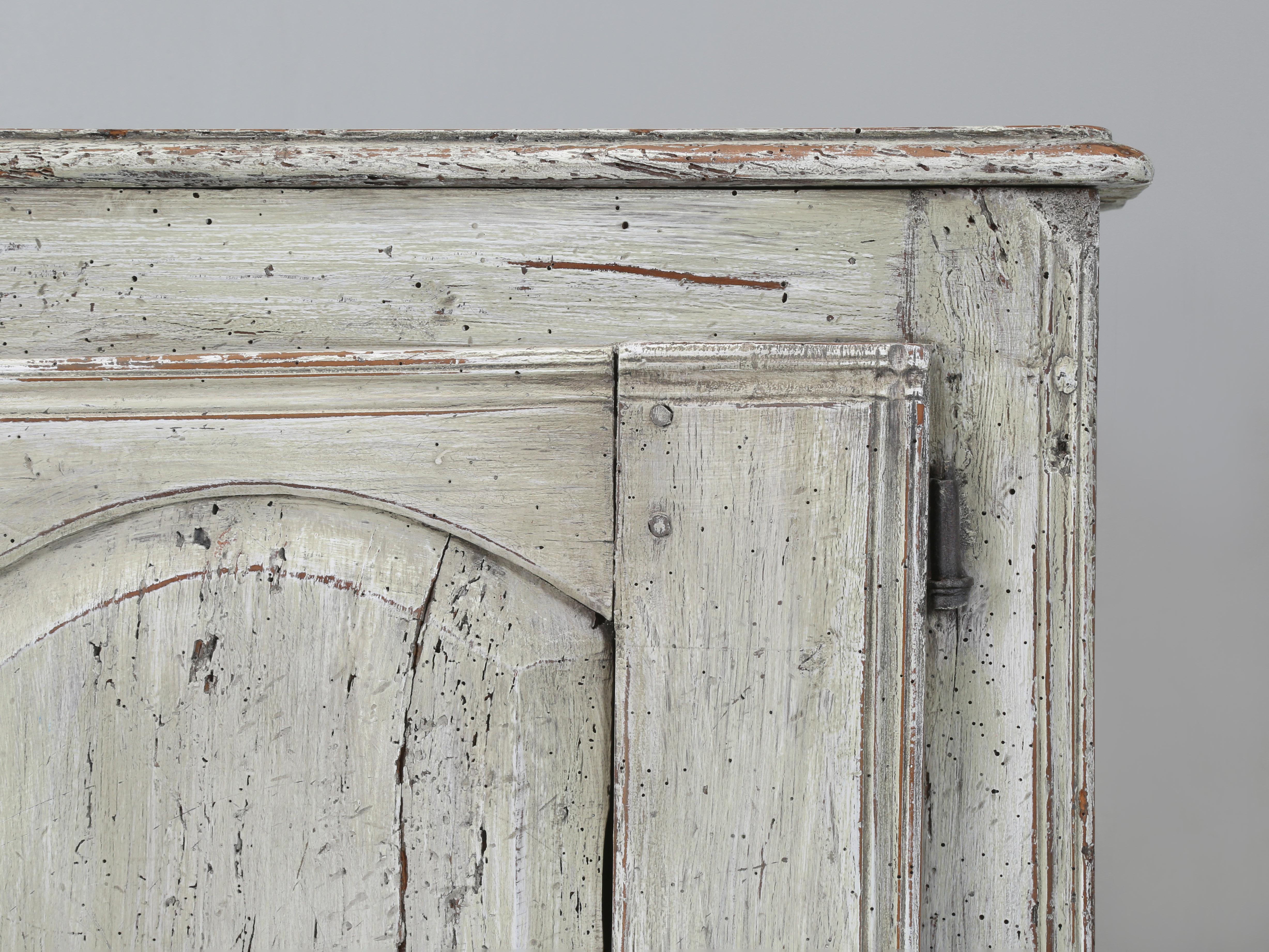 Fine XVIII secolo Antique French 2-Door Painted Rustic Buffet circa 1700 con restauro della vernice in vendita