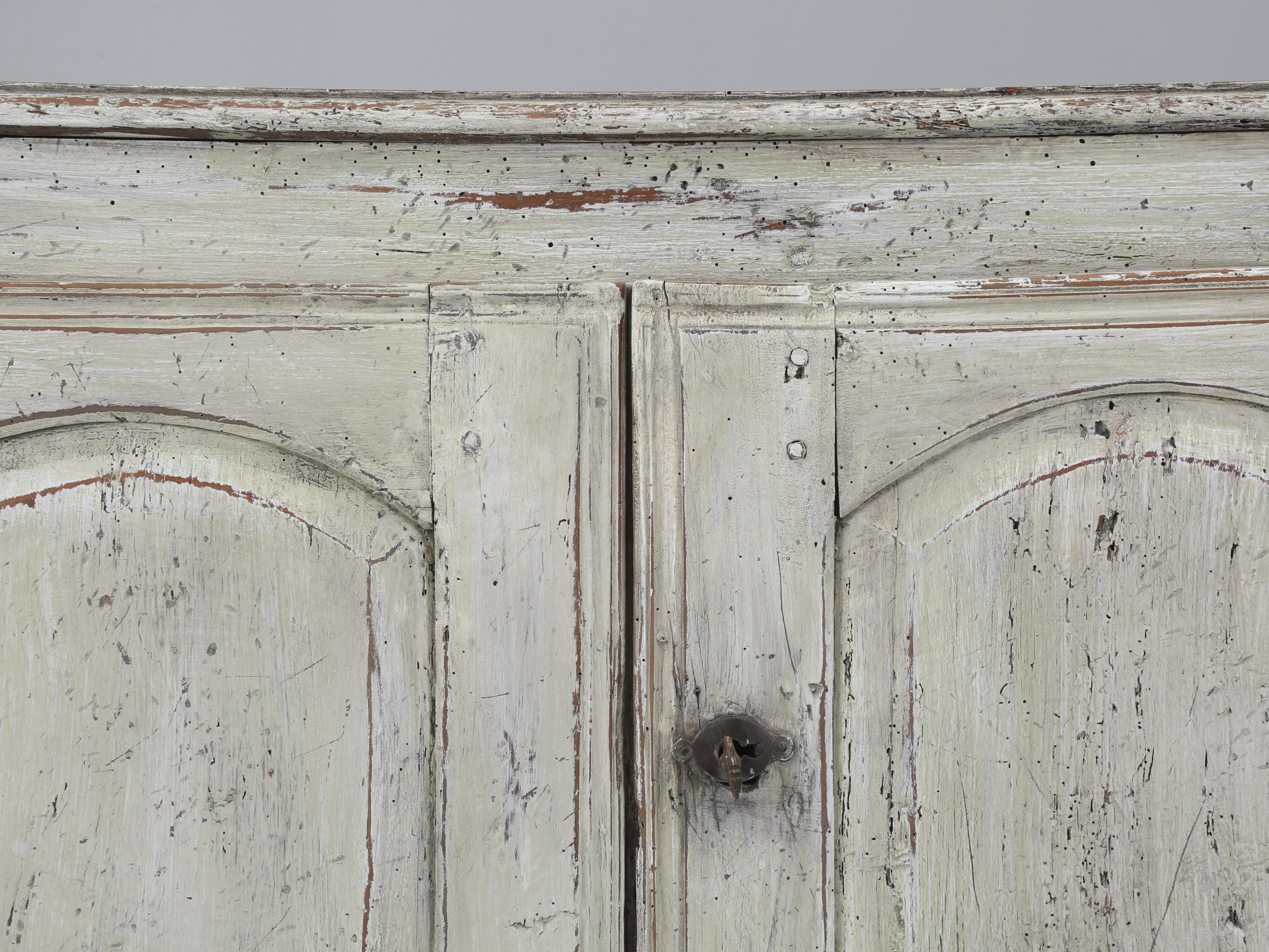 Legno Antique French 2-Door Painted Rustic Buffet circa 1700 con restauro della vernice in vendita