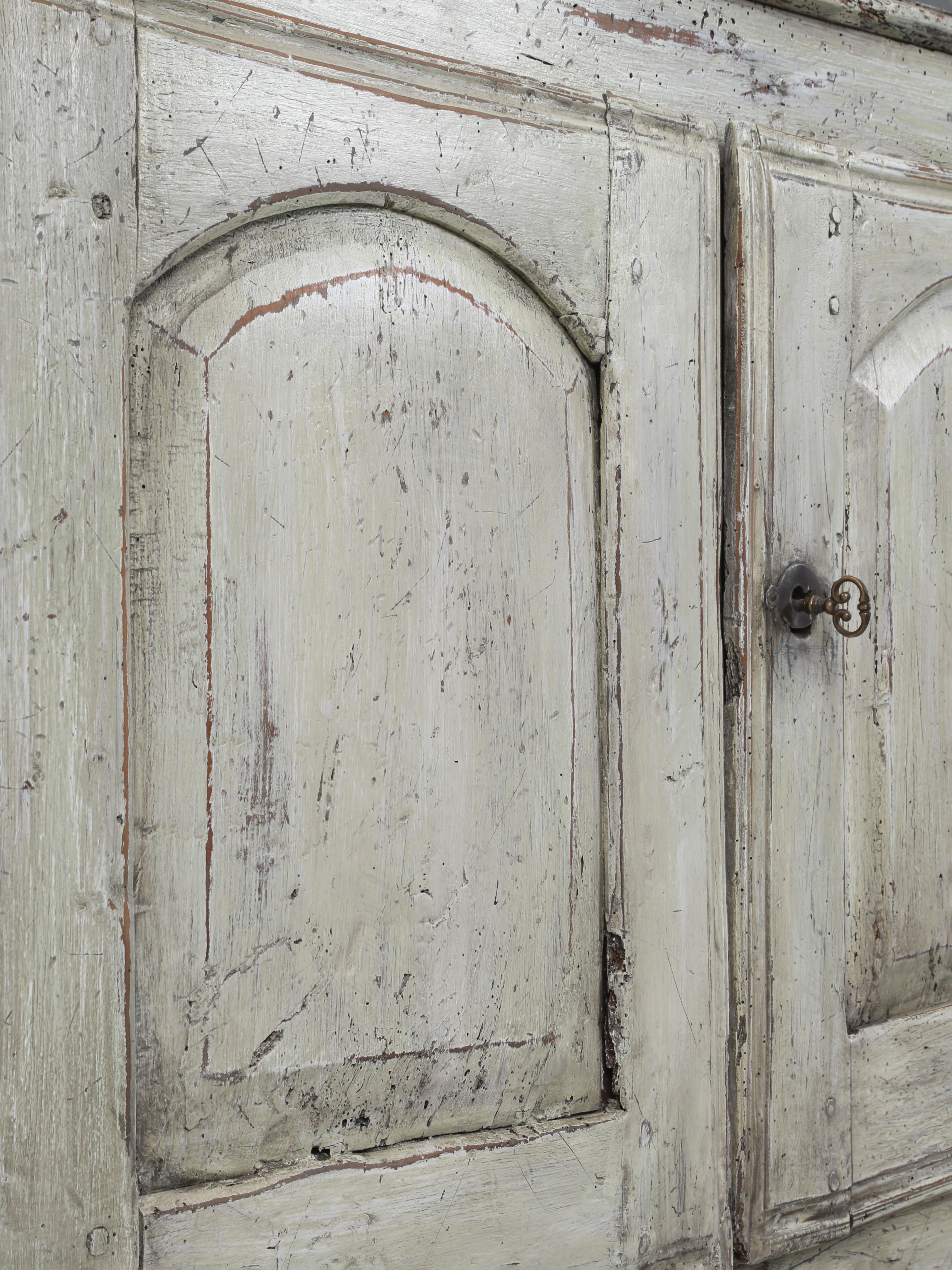 Antique French 2-Door Painted Rustic Buffet circa 1700 con restauro della vernice in vendita 1