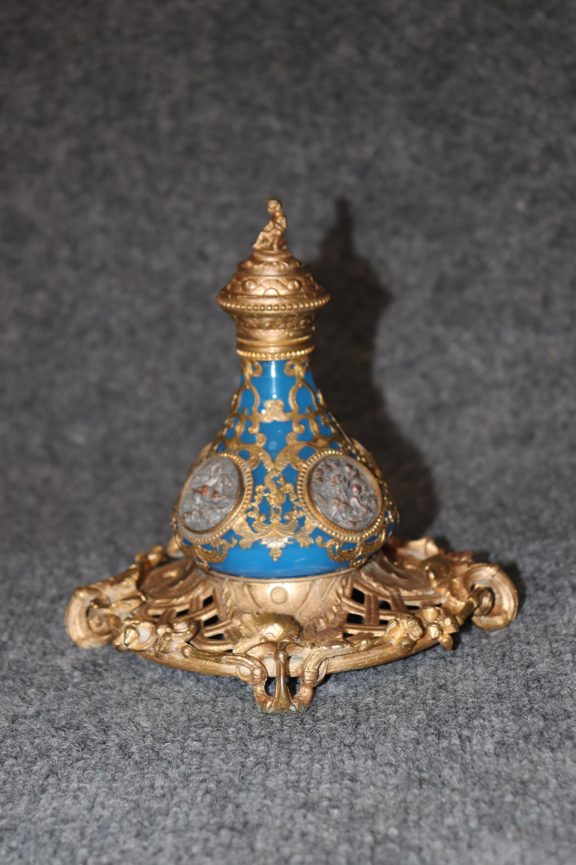 Antike französische 2-teilige Parfümflasche aus blauem Opal und Bronze-Goldbronze (Louis XV.)