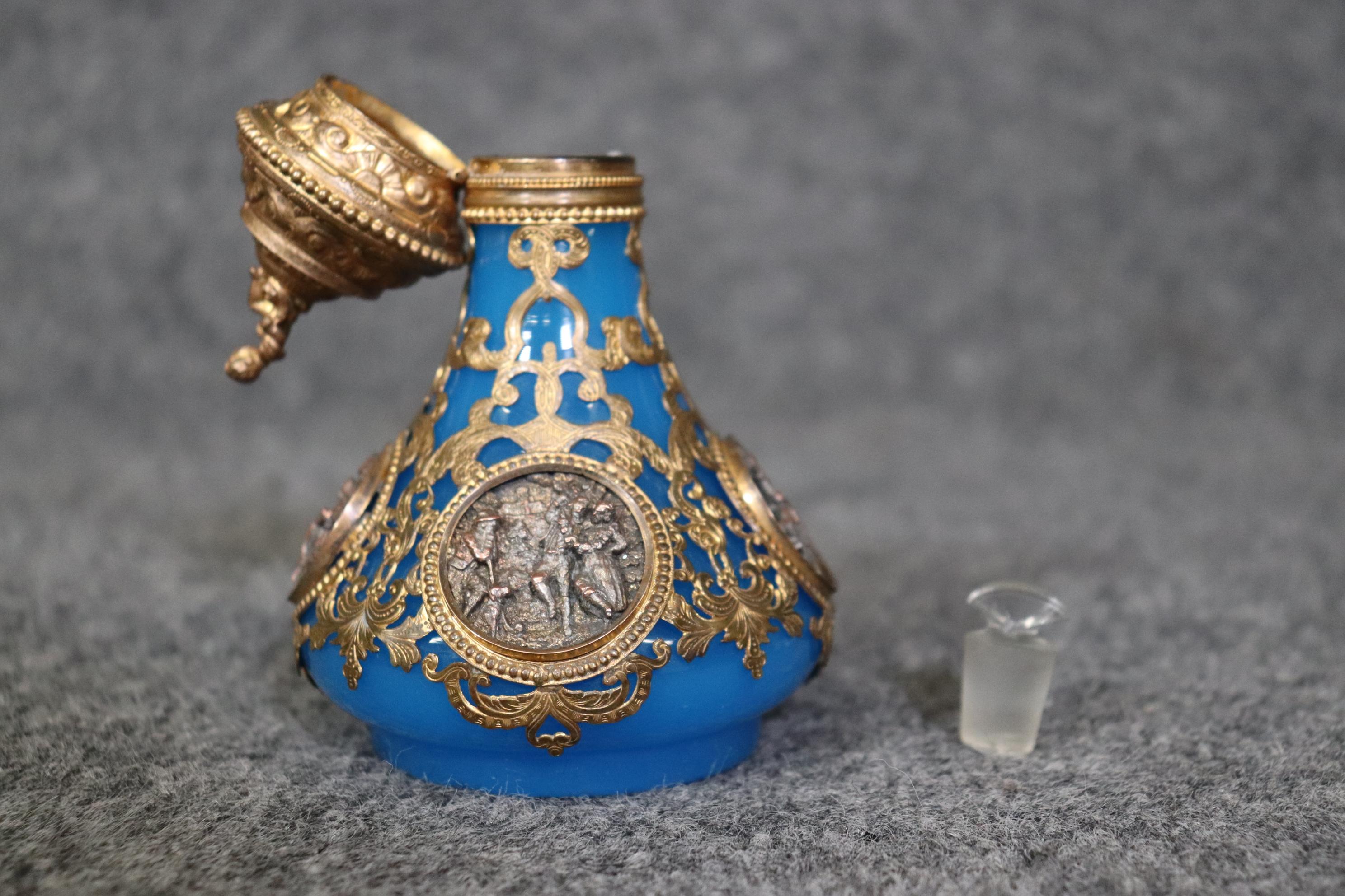 Antike französische 2-teilige Parfümflasche aus blauem Opal und Bronze-Goldbronze im Zustand „Gut“ in Swedesboro, NJ