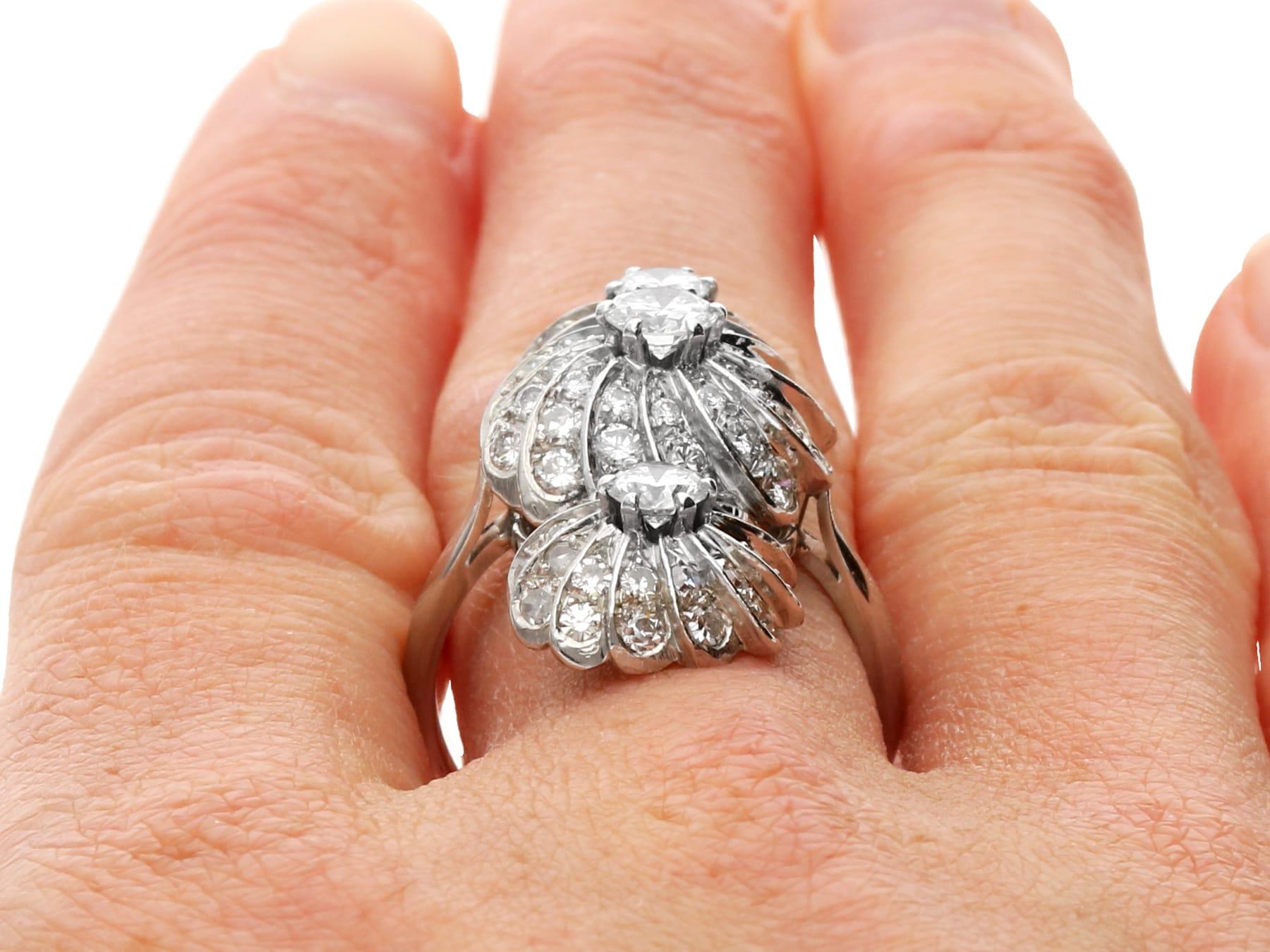Bague cocktail française des années 1920 en or blanc 18 carats et diamants de 2,10 carats en vente 4