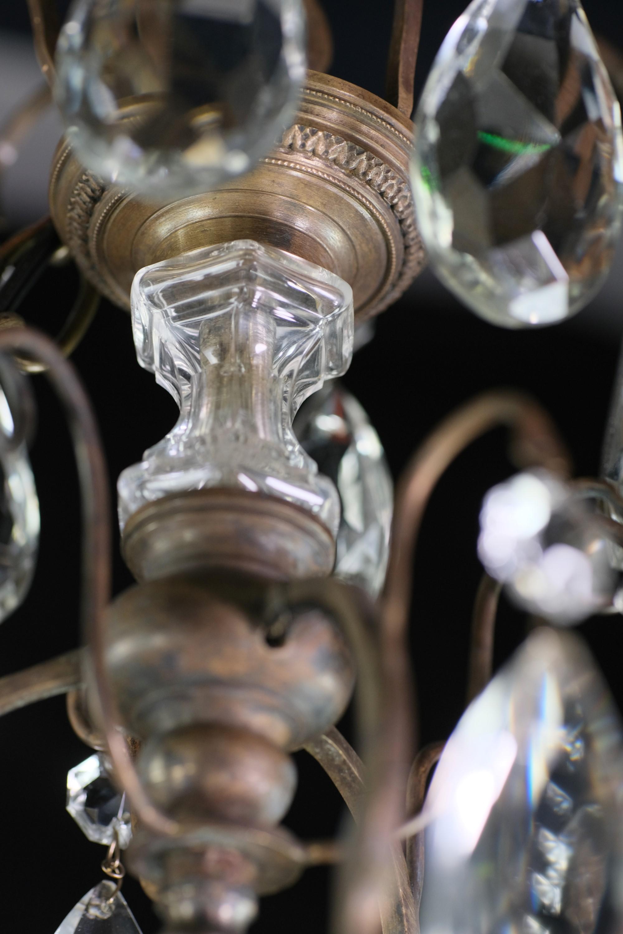 Lustre français à 3 bras en bronze avec bobèches en cristal et cristaux en forme de gouttes d'eau en vente 4
