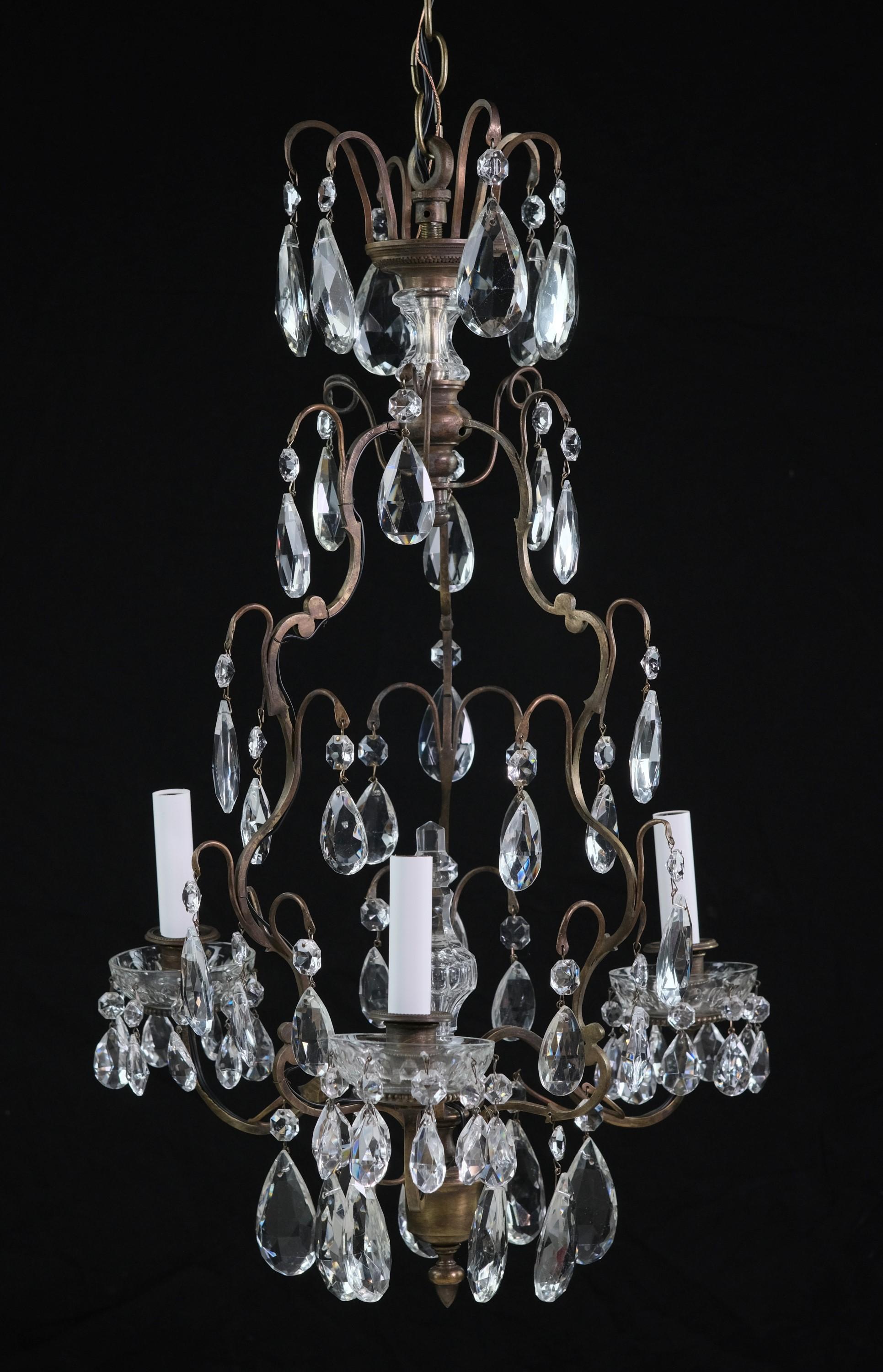 Français Lustre français à 3 bras en bronze avec bobèches en cristal et cristaux en forme de gouttes d'eau en vente