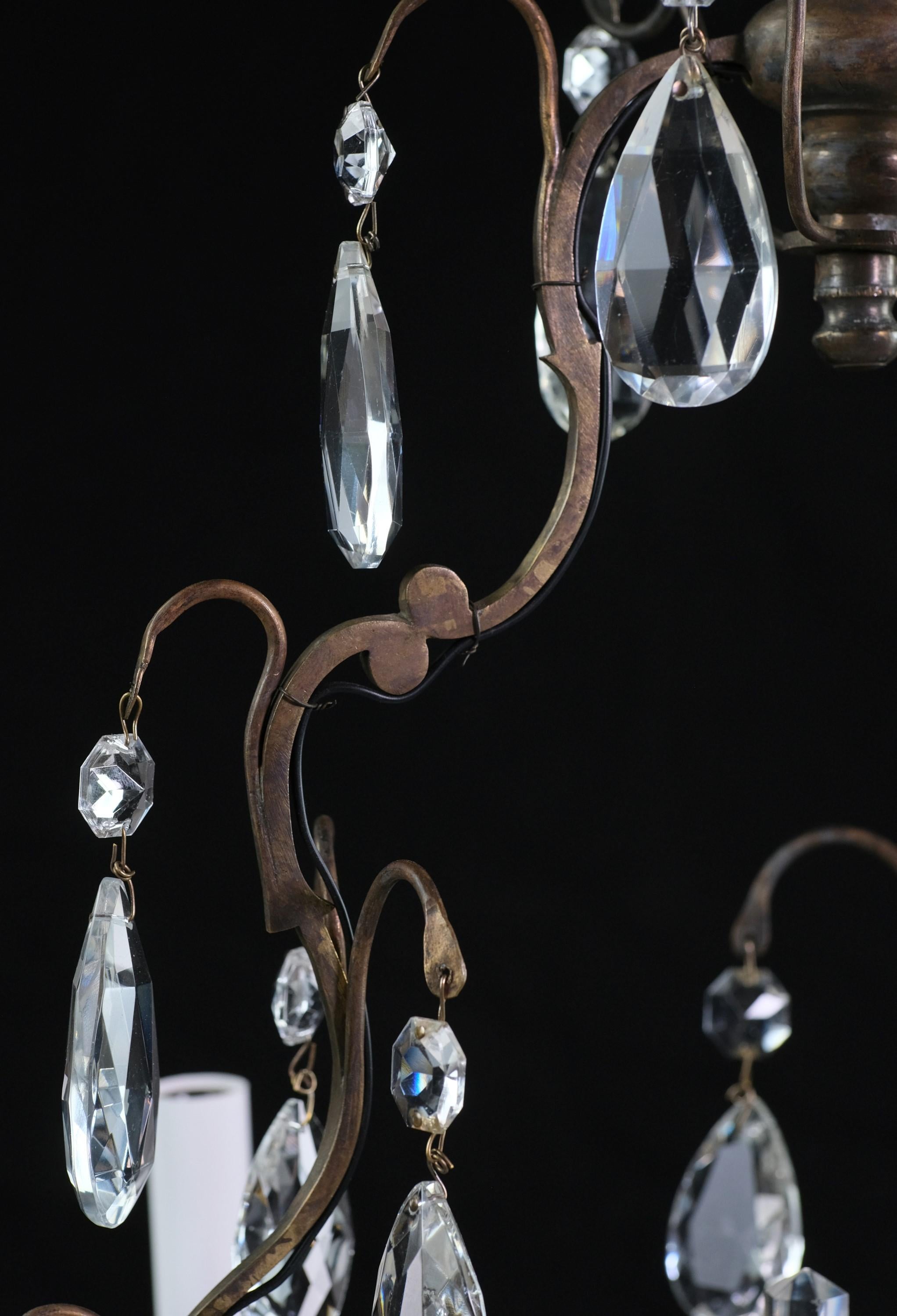20ième siècle Lustre français à 3 bras en bronze avec bobèches en cristal et cristaux en forme de gouttes d'eau en vente