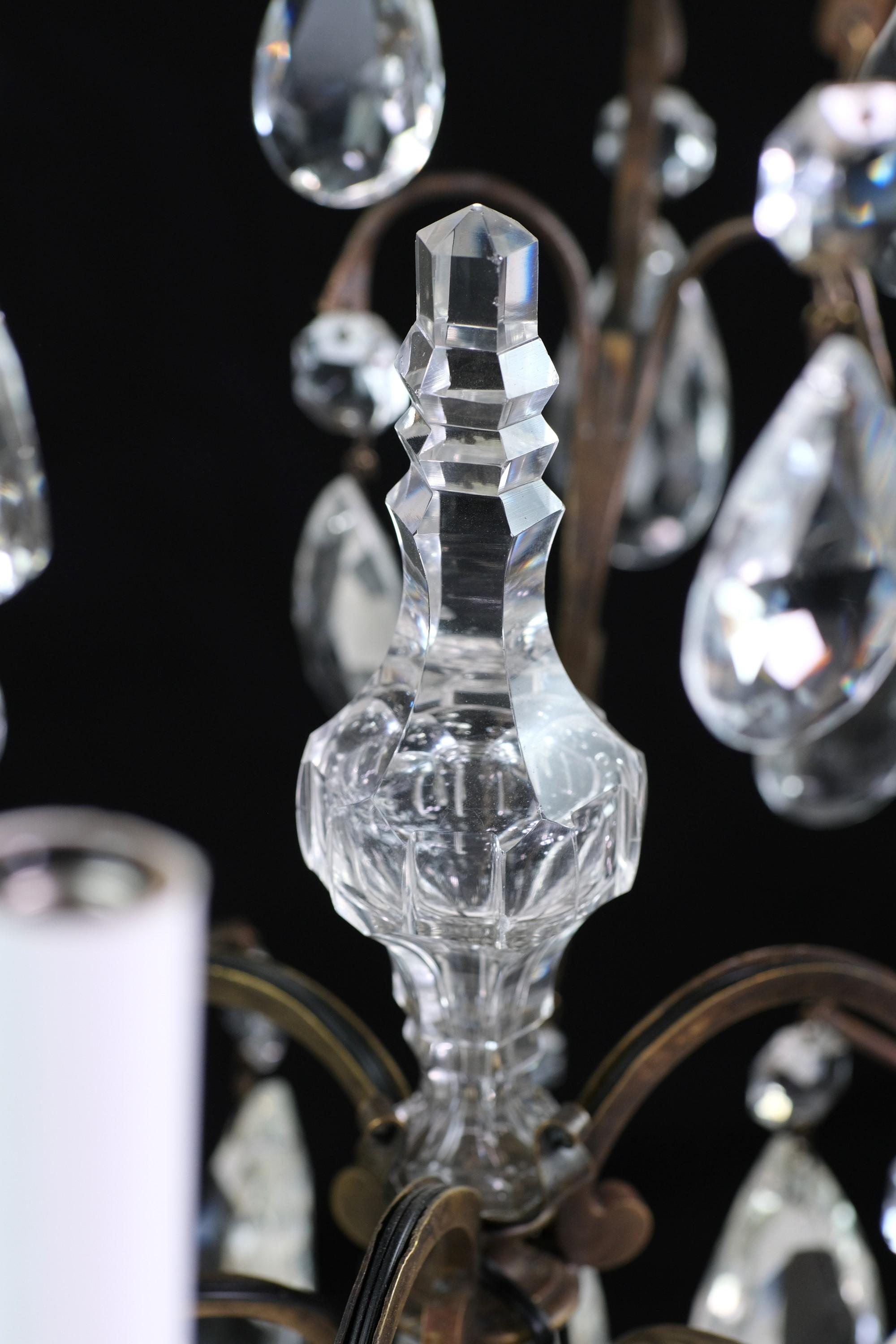 Lustre français à 3 bras en bronze avec bobèches en cristal et cristaux en forme de gouttes d'eau en vente 2