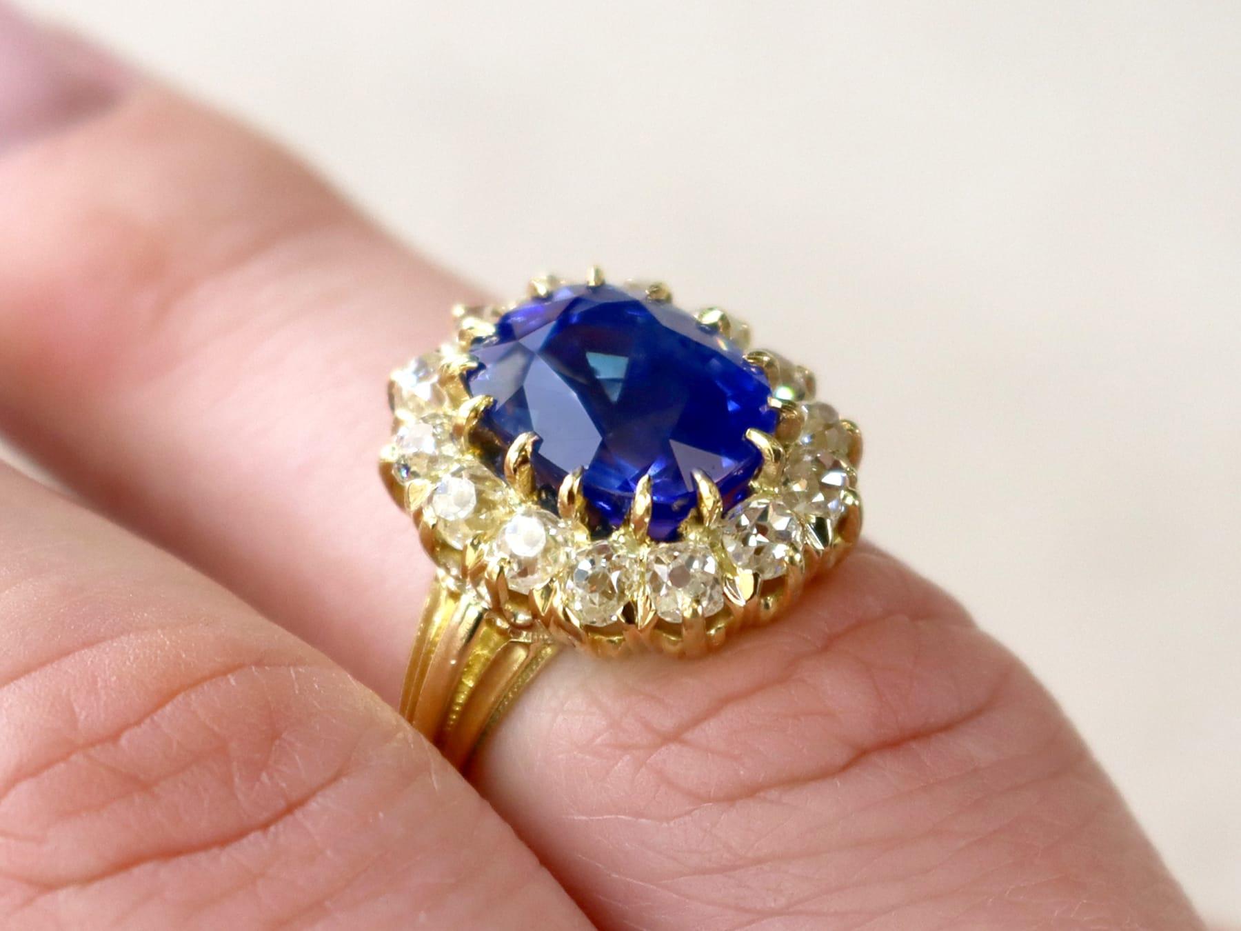Superbe bague à grappe en or jaune 18 carats avec un saphir de 4,81 carats et un diamant de 1,26 carat. Elle fait partie de notre collection de bijoux anciens et de bijoux de succession.

Cette superbe, fine et impressionnante bague ancienne en