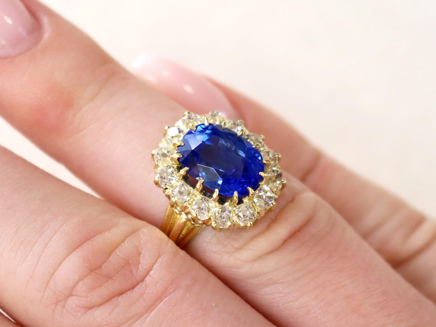 Taille vieille Europe Bague française ancienne en or jaune avec grappe de saphirs de 4,81 carats et diamants de 1,26 carat en vente