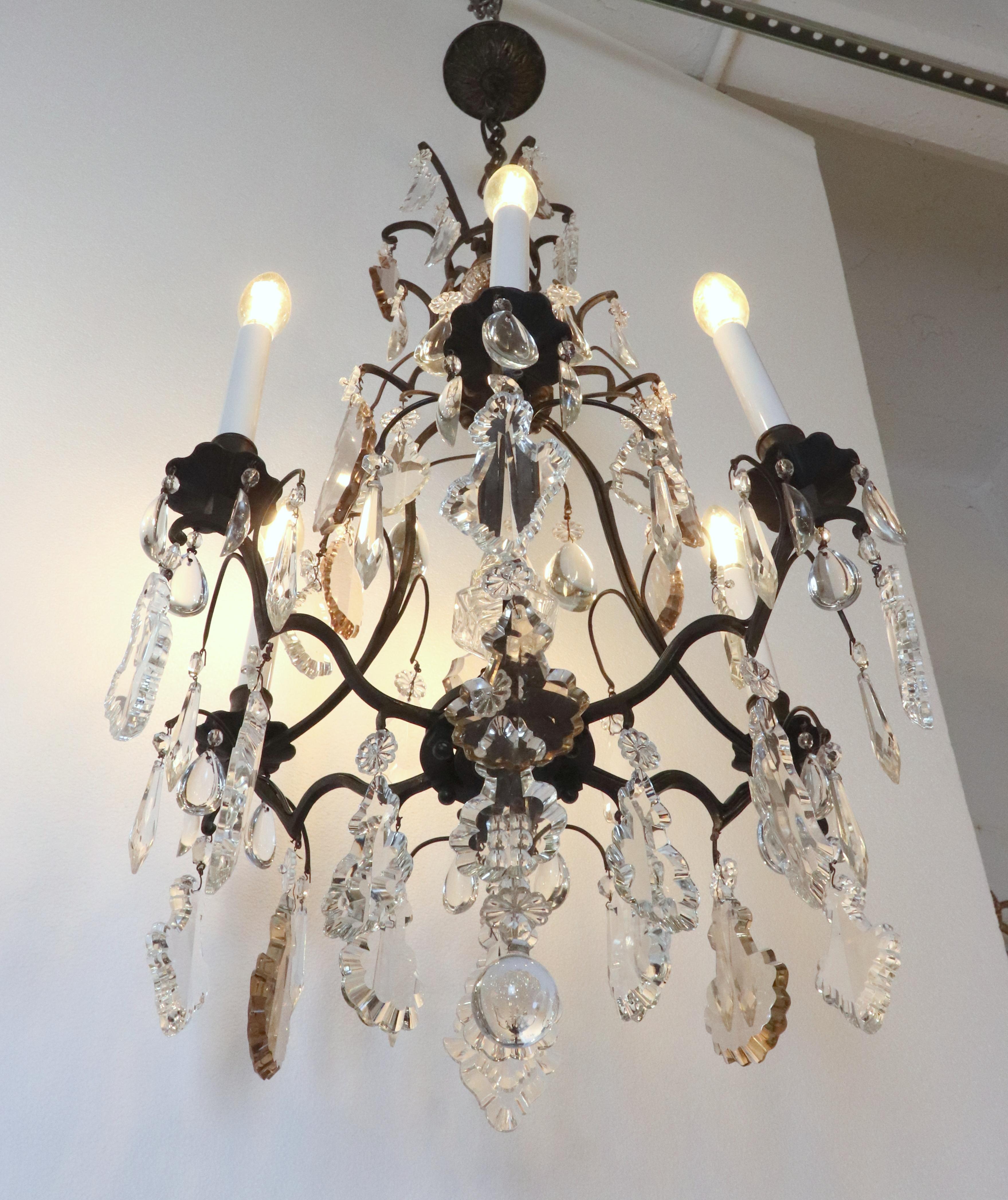 Lustre français ancien à 6 bras en bronze et cristal en vente 5
