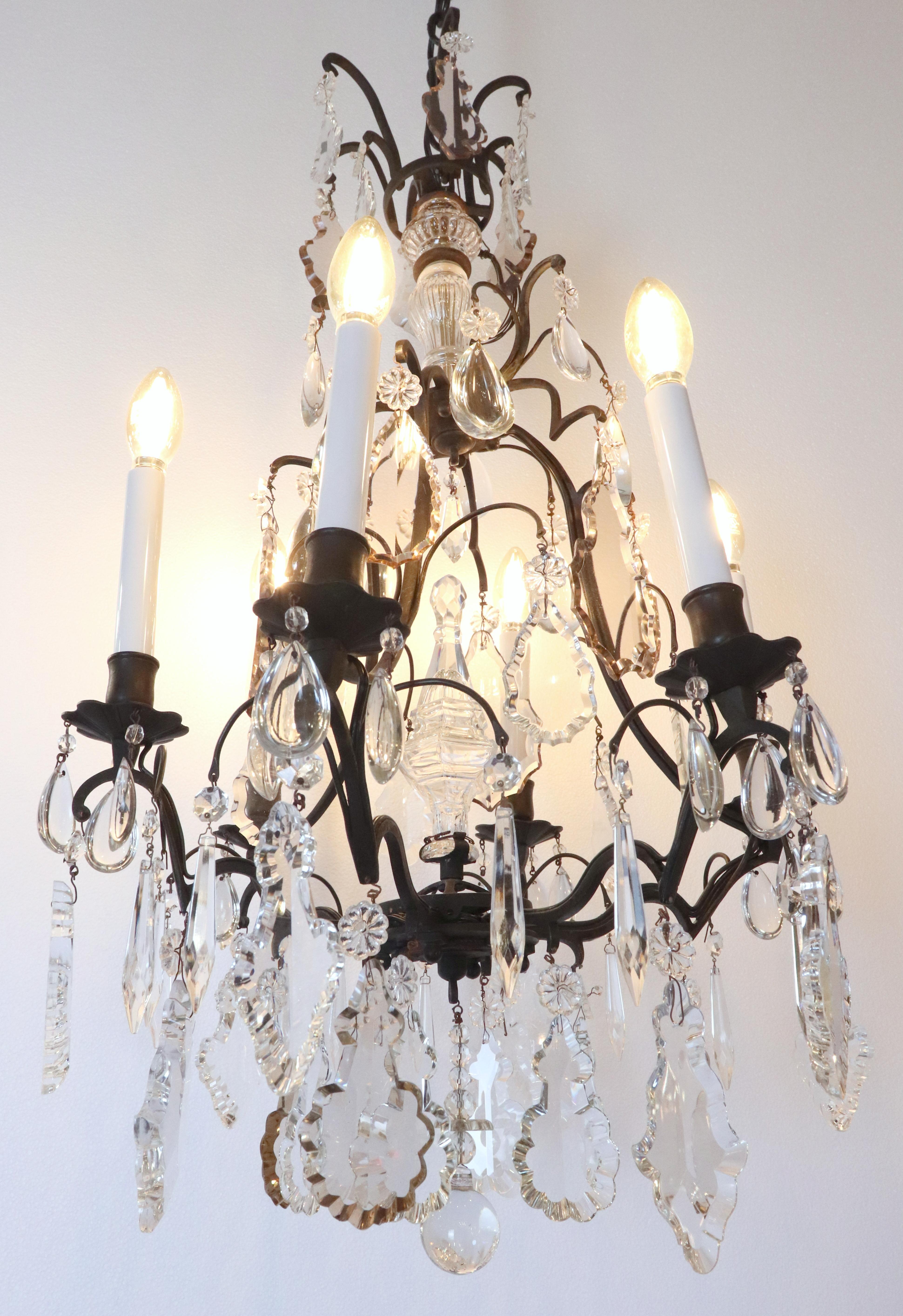 Lustre français ancien à 6 bras en bronze et cristal Bon état - En vente à New York, NY