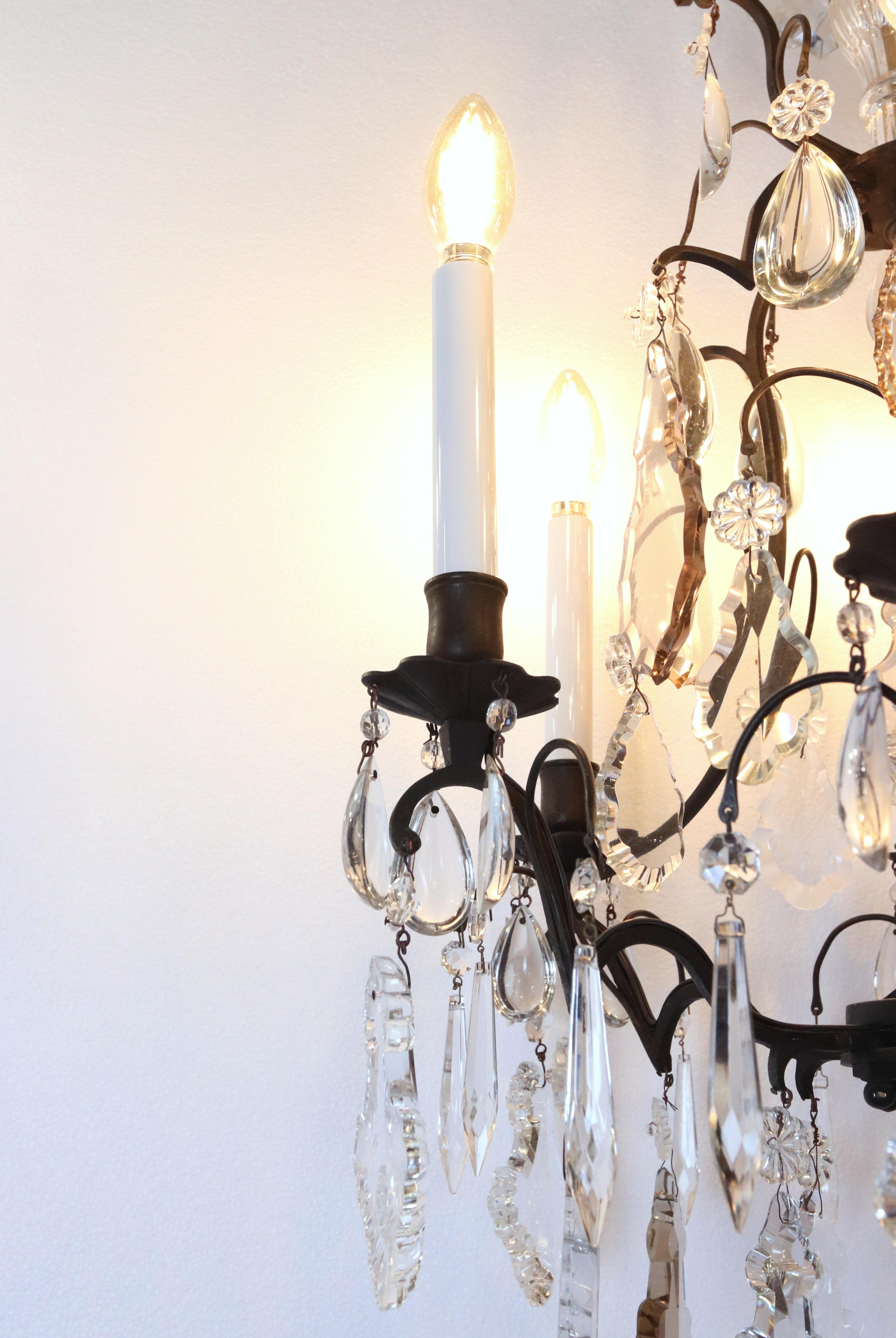 20ième siècle Lustre français ancien à 6 bras en bronze et cristal en vente