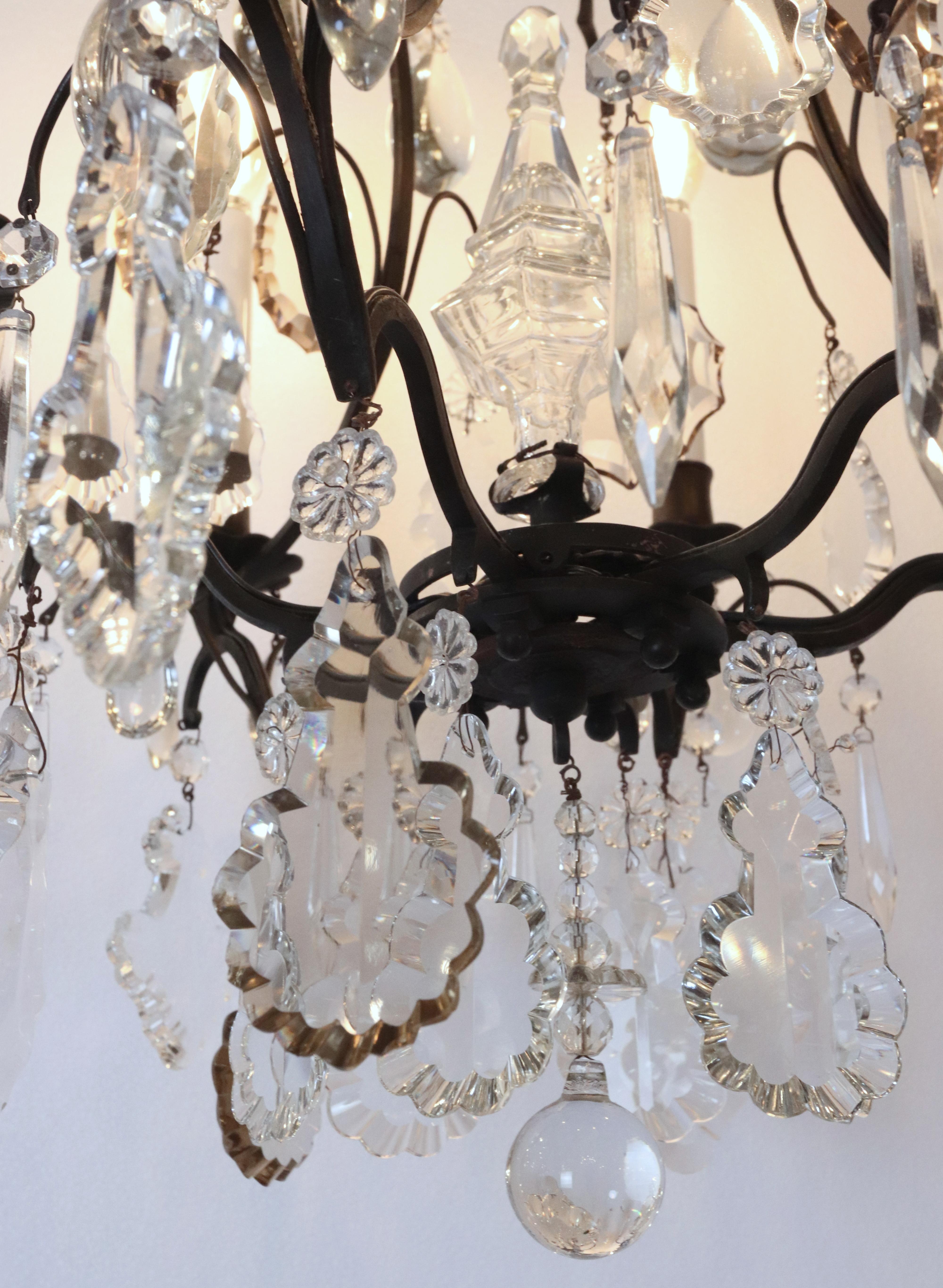 Lustre français ancien à 6 bras en bronze et cristal en vente 1