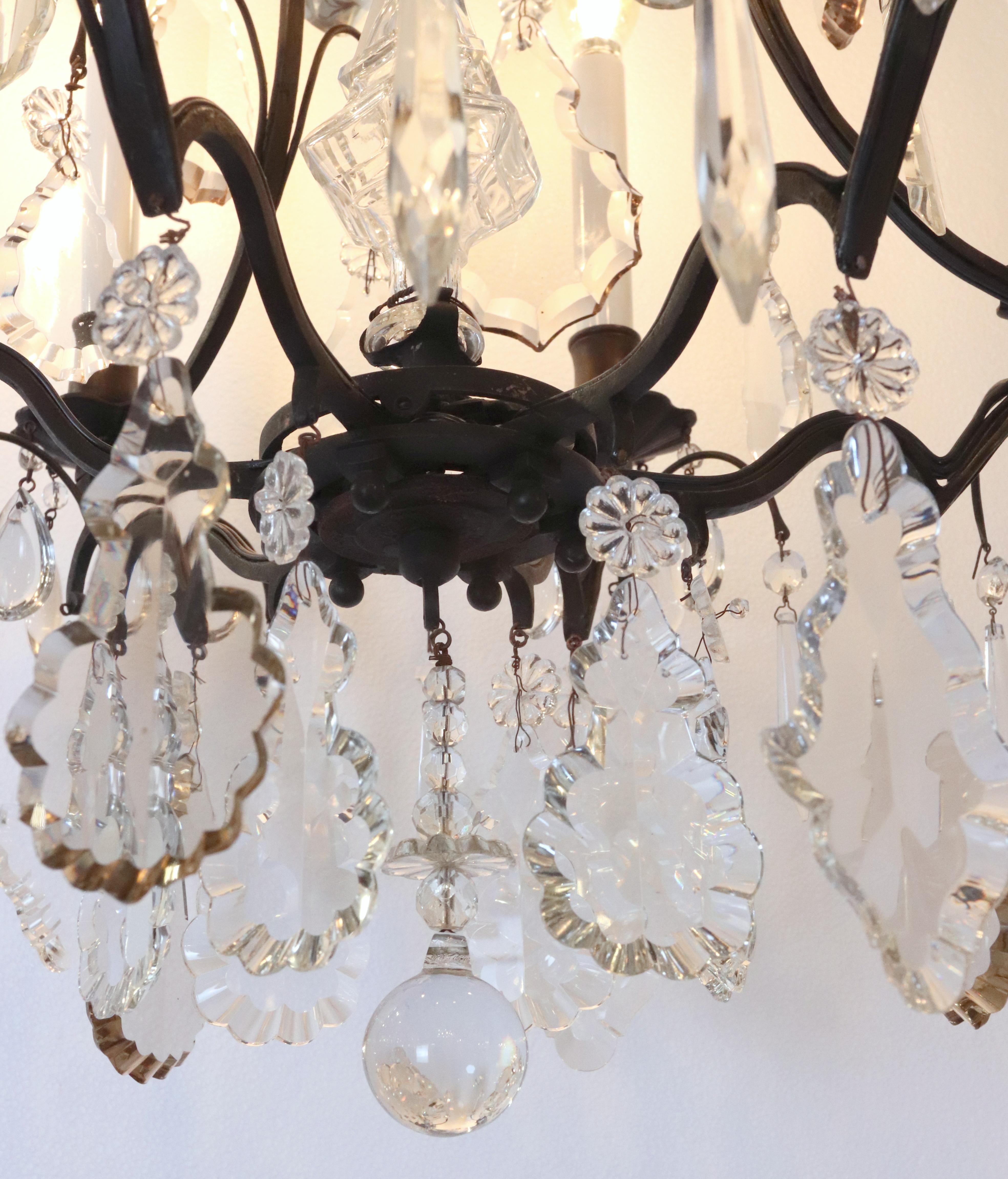 Lustre français ancien à 6 bras en bronze et cristal en vente 2