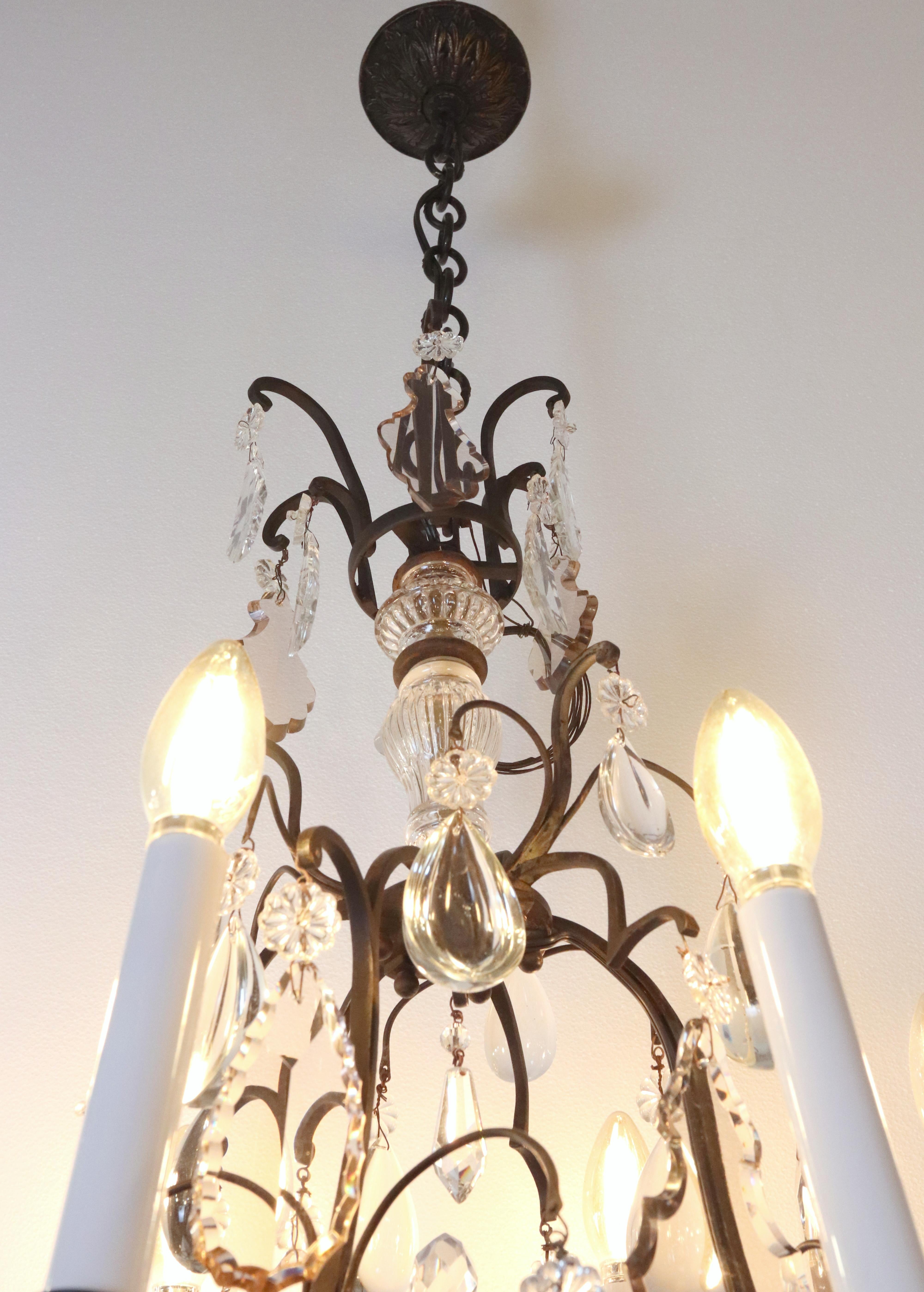 Lustre français ancien à 6 bras en bronze et cristal en vente 3