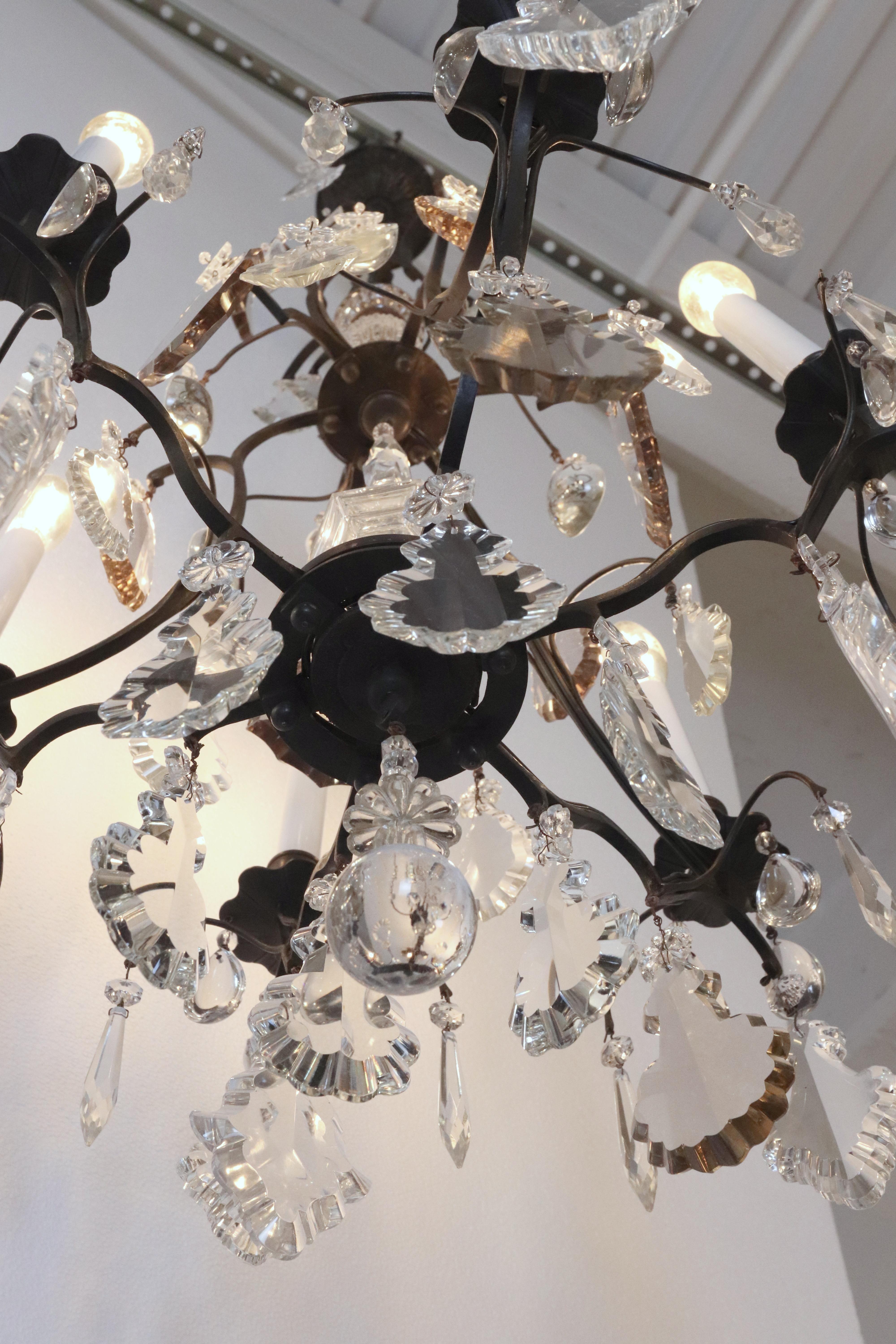 Lustre français ancien à 6 bras en bronze et cristal en vente 4