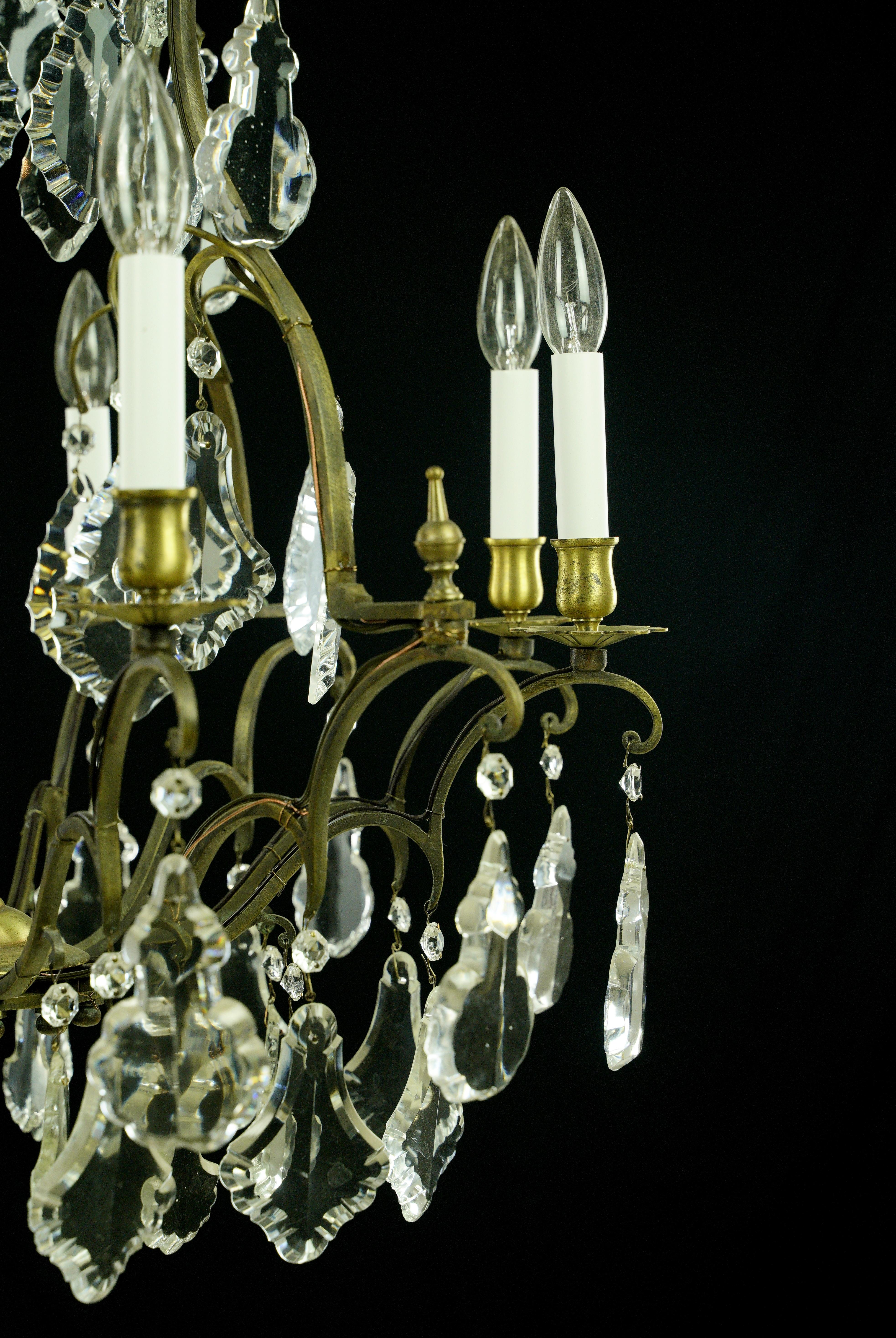 Lustre français ancien à 8 bras en laiton, cristal et verre en vente 4