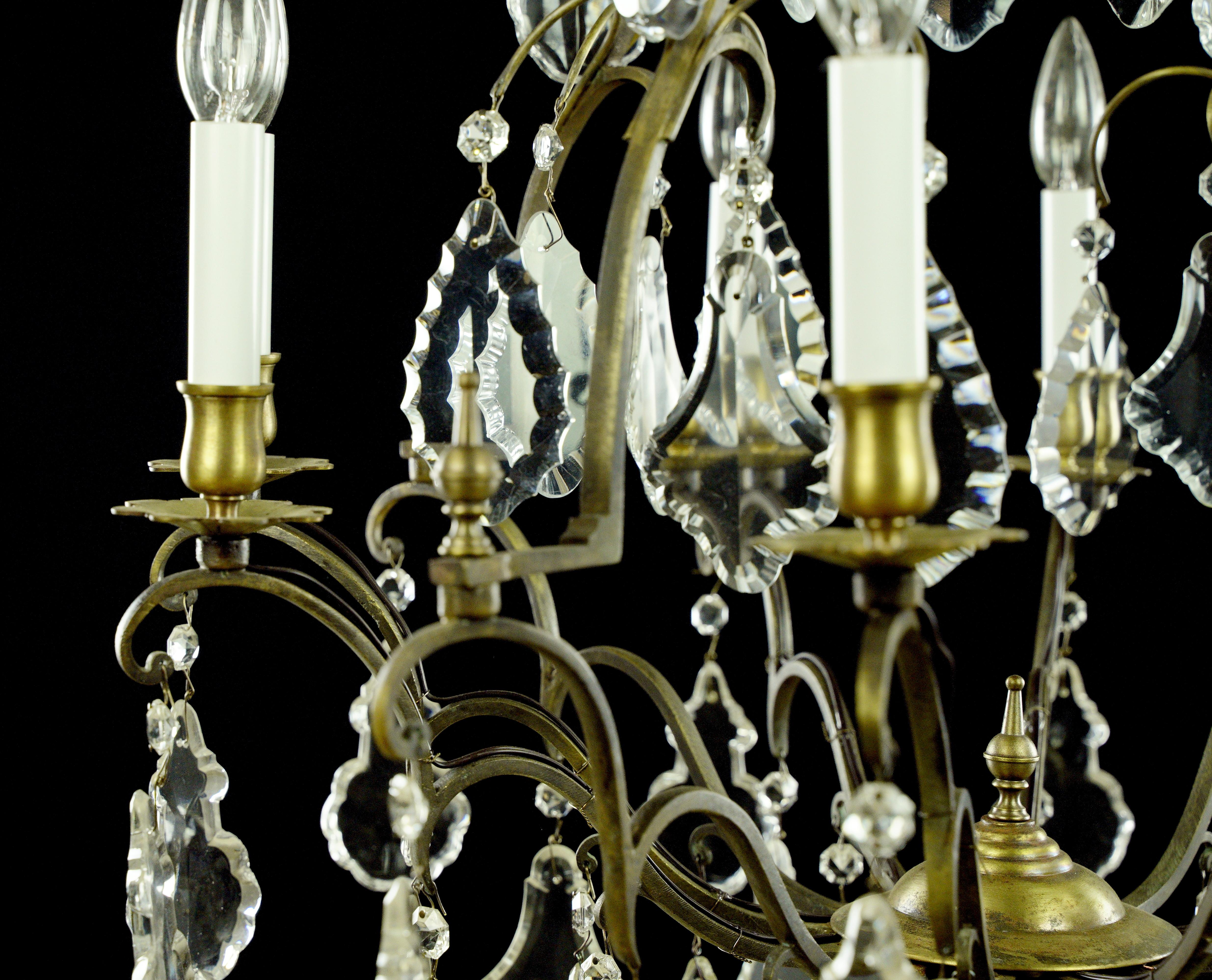 Lustre français ancien à 8 bras en laiton, cristal et verre en vente 5